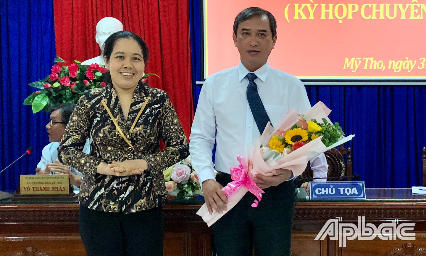 Phó Bí thư Thường trực Thành ủy Mỹ Tho Nguyễn Thị Lan tặng hoa chúc mừng tân Phó Chủ tịch UBND TP. Mỹ Tho Nguyễn Hữu Đức. 