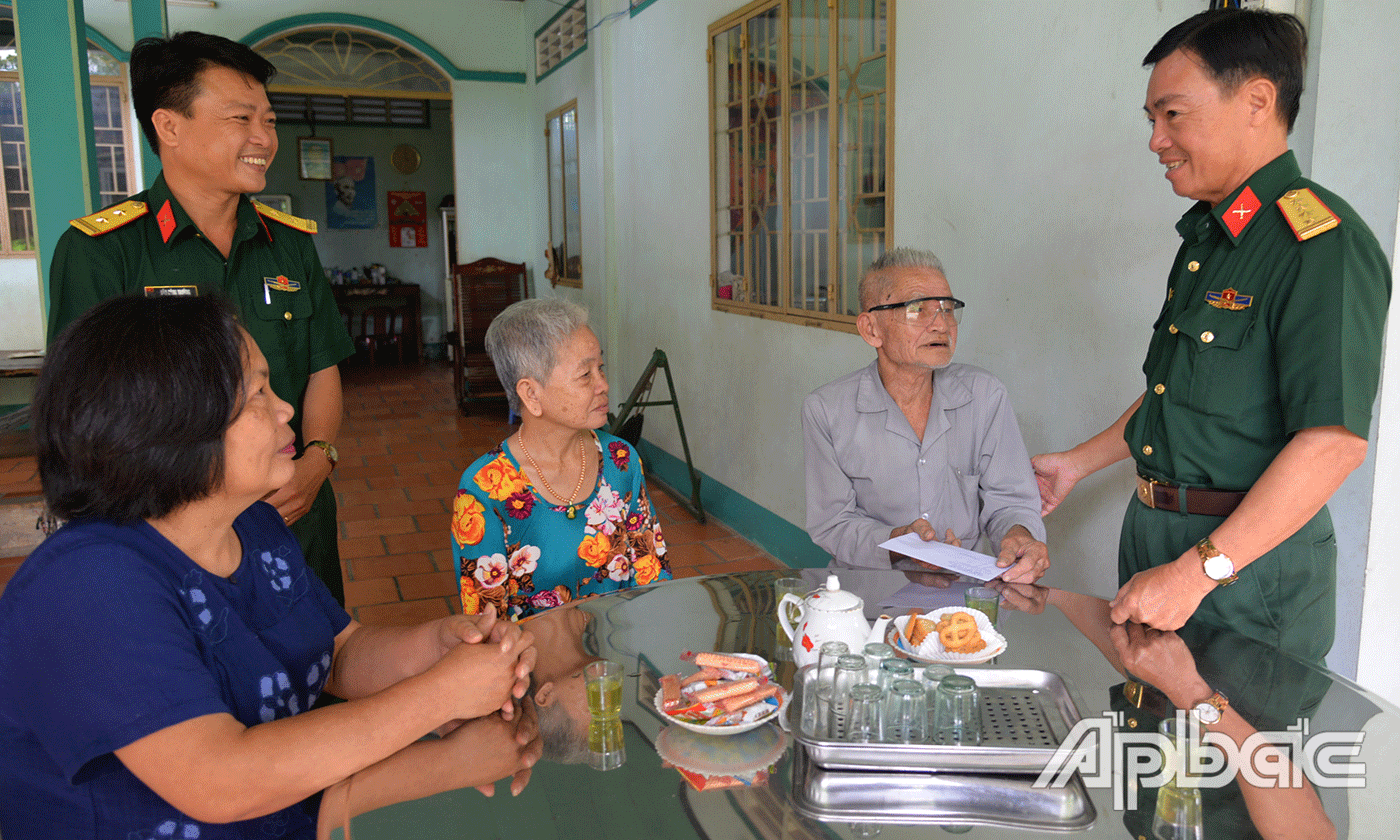 Đại tá Lê Đức Thắng, Phó Chỉ huy trưởng, Tham mưu trưởng Tỉnh đội thăm, tặng quà ông Nguyễn Tiết Thanh, ấp Mỹ An, xã Mỹ Đức Tây.