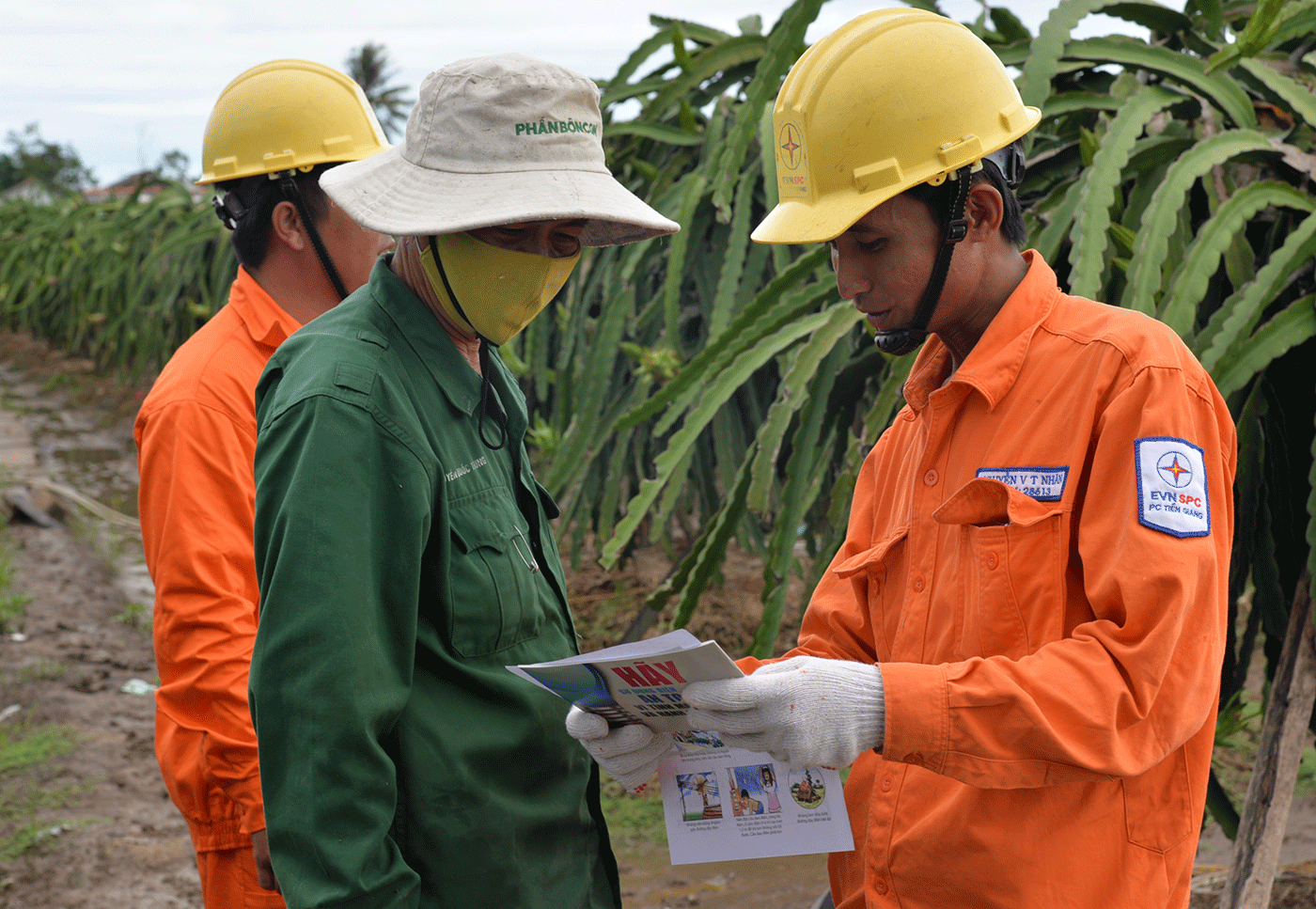 Cán bộ ngành điện tuyên truyền cảm nang sử dụng điện an toàn, tiết kiệm đến từng người dân.