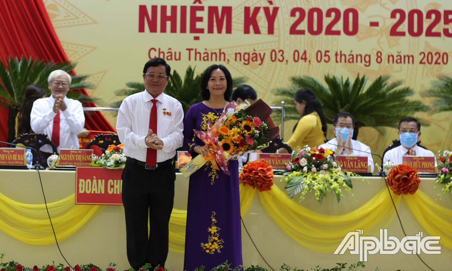 Lãnh đạo huyện Châu Thành tặng hoa đồng chí Nguyễn Thị Sáng tại Đại hội