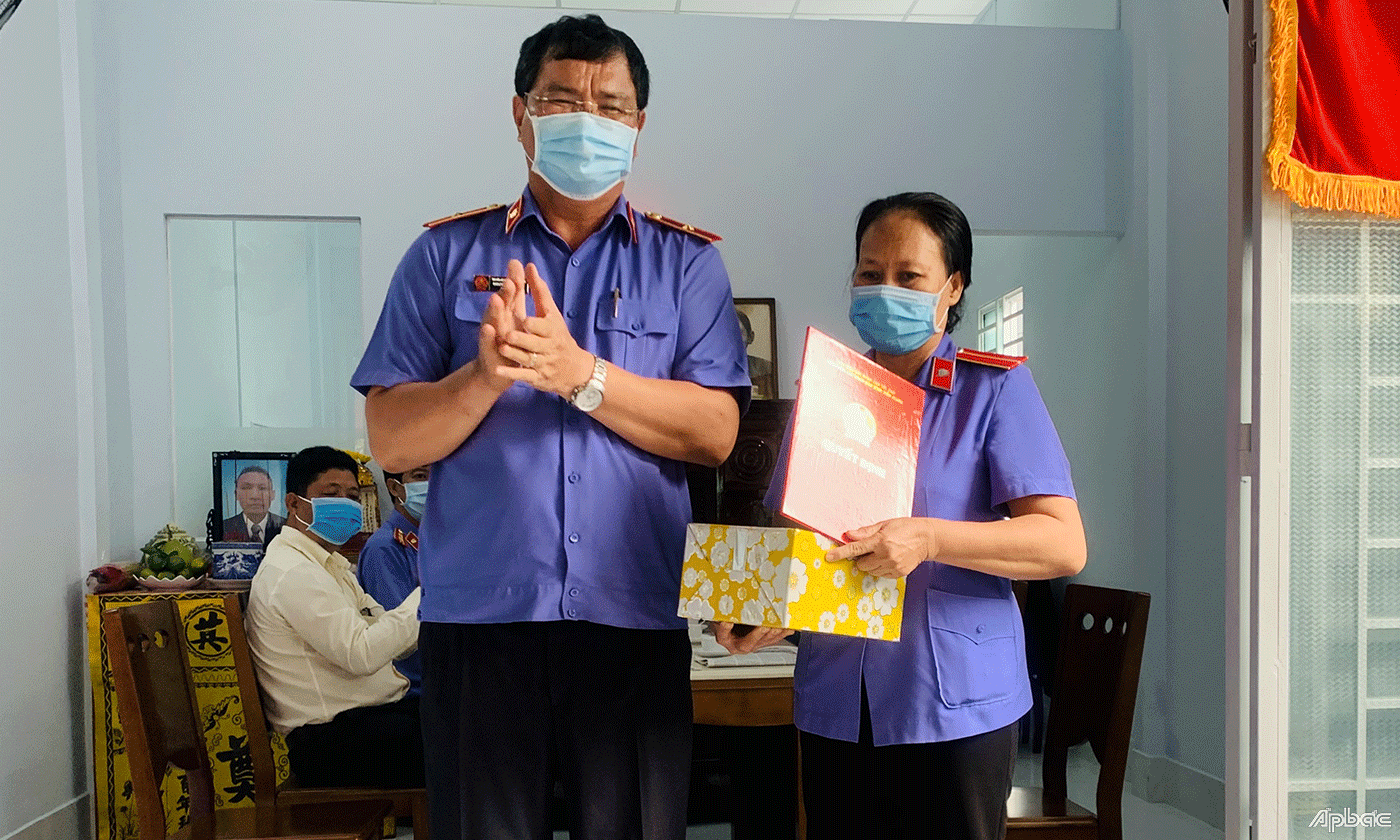 Trao quyết định trao nhà cho bà Phạm Thị Nghĩa.