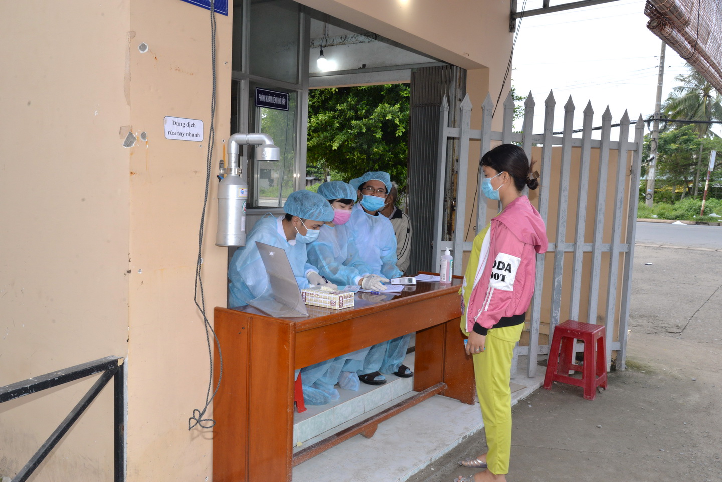 Mọi người  vào Trung tâm Y tế huyện Chợ Gạo phải đeo khẩu trang và được kiểm tra y tế