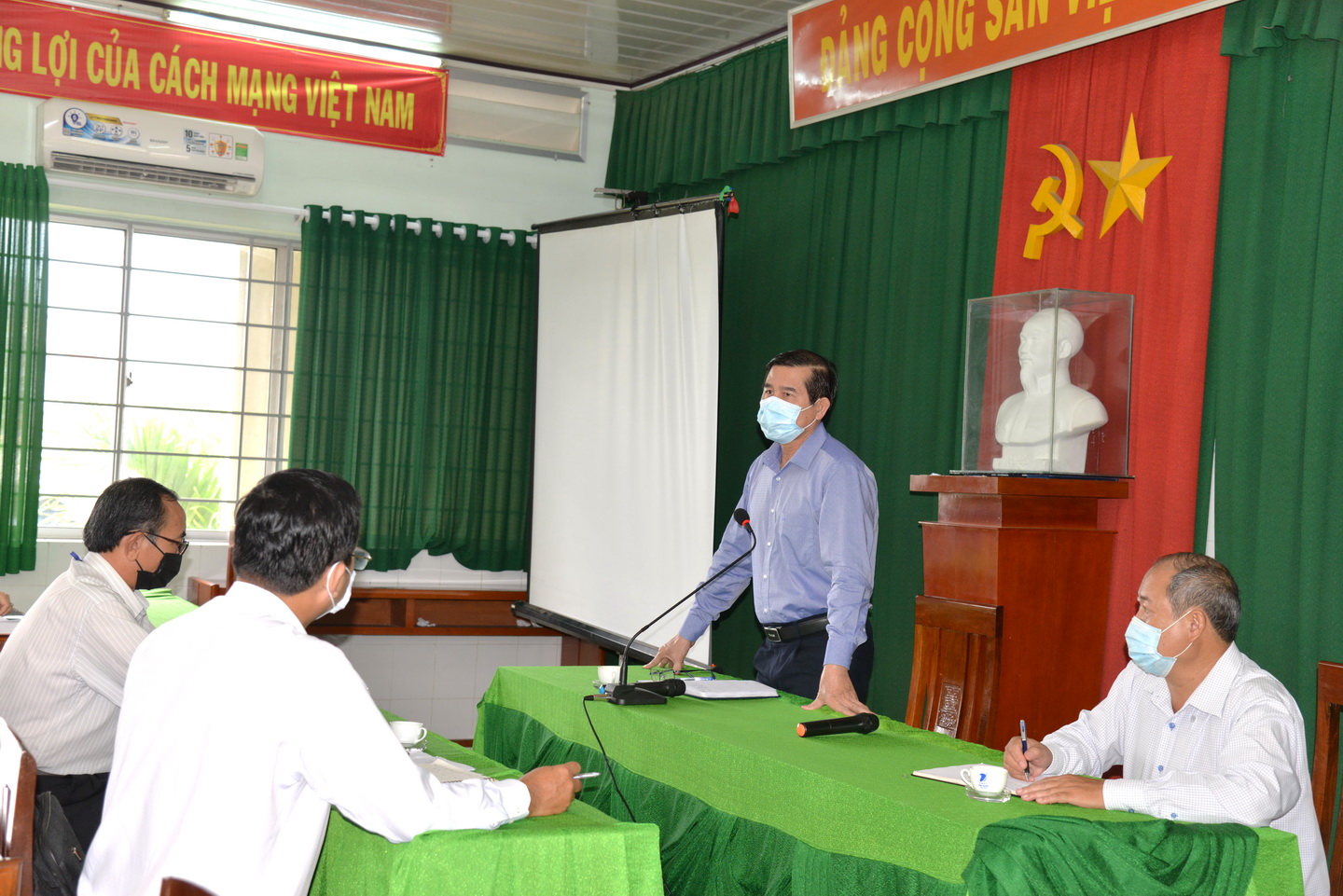 Đồng chí Lê Văn Hưởng chỉ đạo Trung tâm Y tế huyện Chợ Gạo tiến hành ngay việc tổ chức khu vực chờ  khám bệnh đảm bảo khoảng cách an toàn phòng dịch