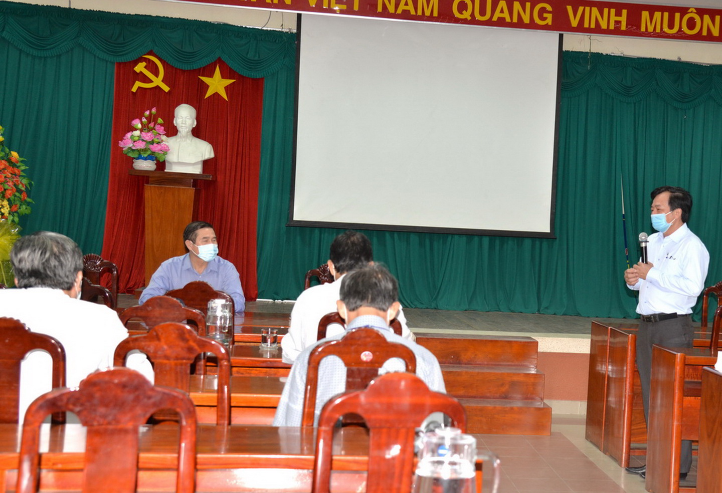 TS.BS Tạ Văn Trầm, Giám đốc Bệnh viện Đa khoa trung tâm Tiền Giang kiến nghị cho phép lấy mẫu xét nghiệm Covid-19 đối với bệnh nhân suy hô hấp do nhiễm vi rút