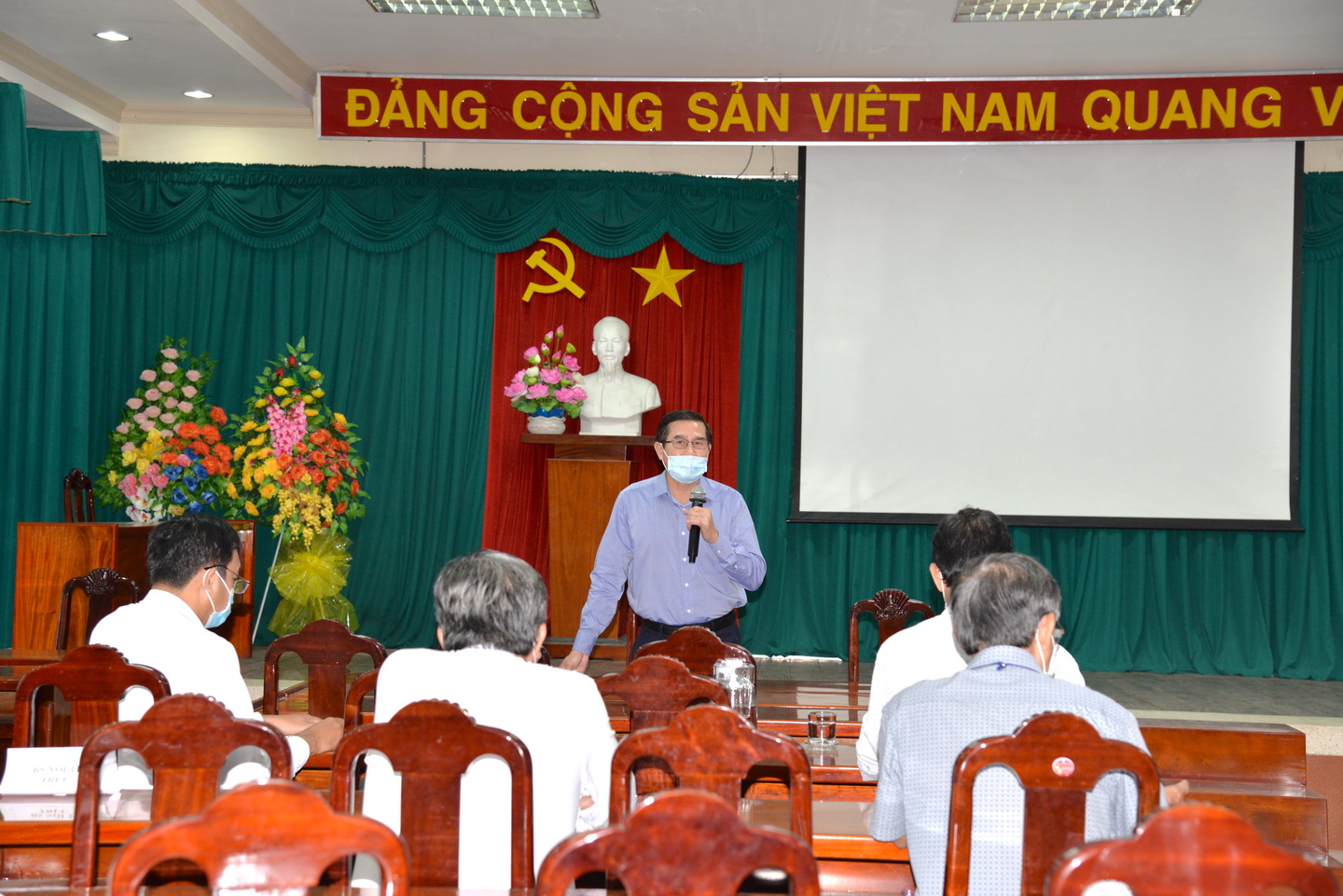 Đồng chí Lê Văn Hưởng thống nhất đề xuất cấp tốc xây dựng phòng mổ áp lực âm để dự trù tình huống cần thiết