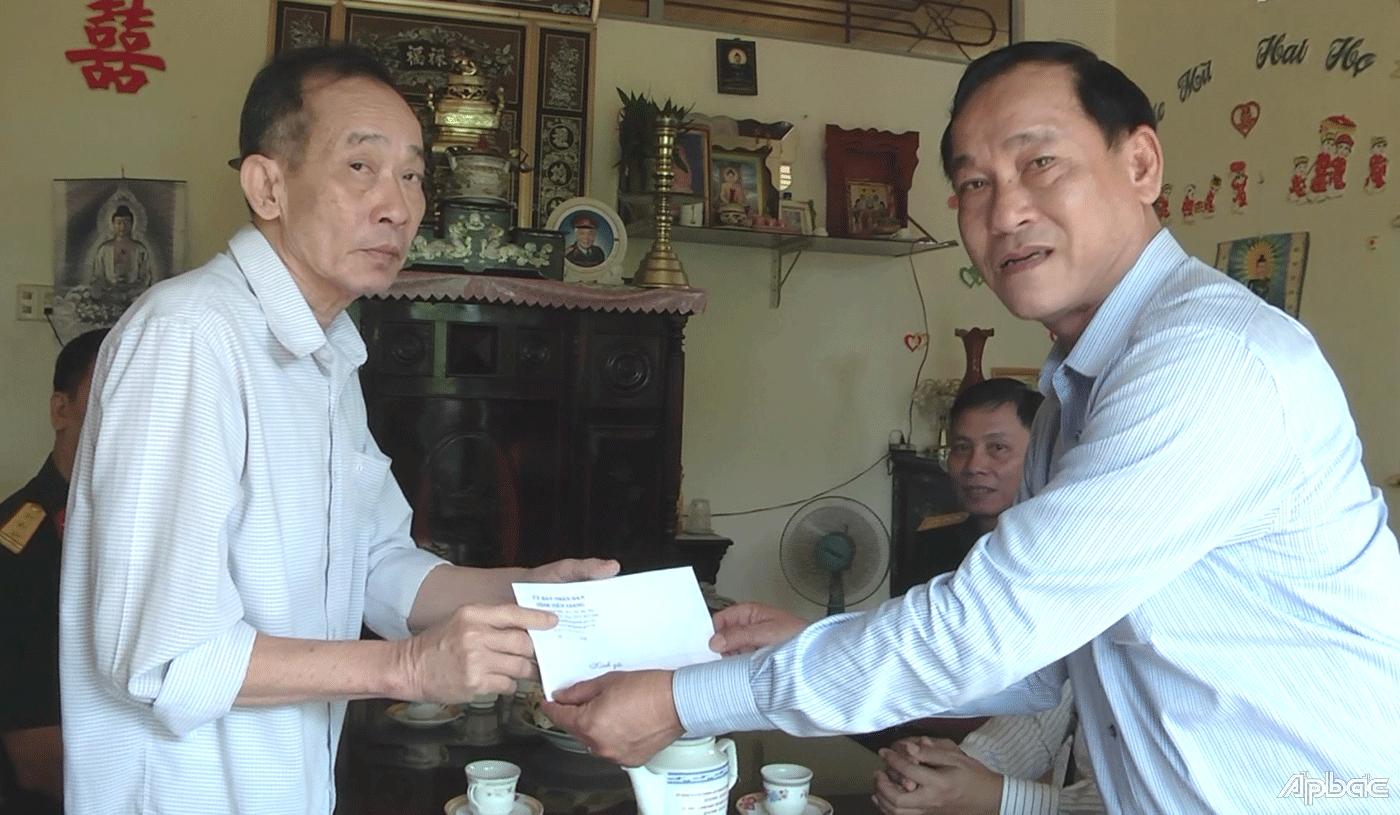 Đồng chí Nguyễn Văn Vĩnh thăm, tặng quà cán bô quân đội nghỉ hưu.