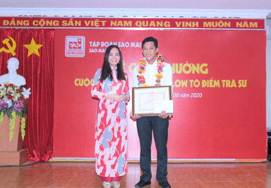 Bà Lê Thị Nguyệt Thu - Chủ tịch Tập đoàn Sao Mai trao giải nhất cho kiến trúc sư Nguyễn Trọng Nghĩa với tác phẩm “Thủy mộc”
