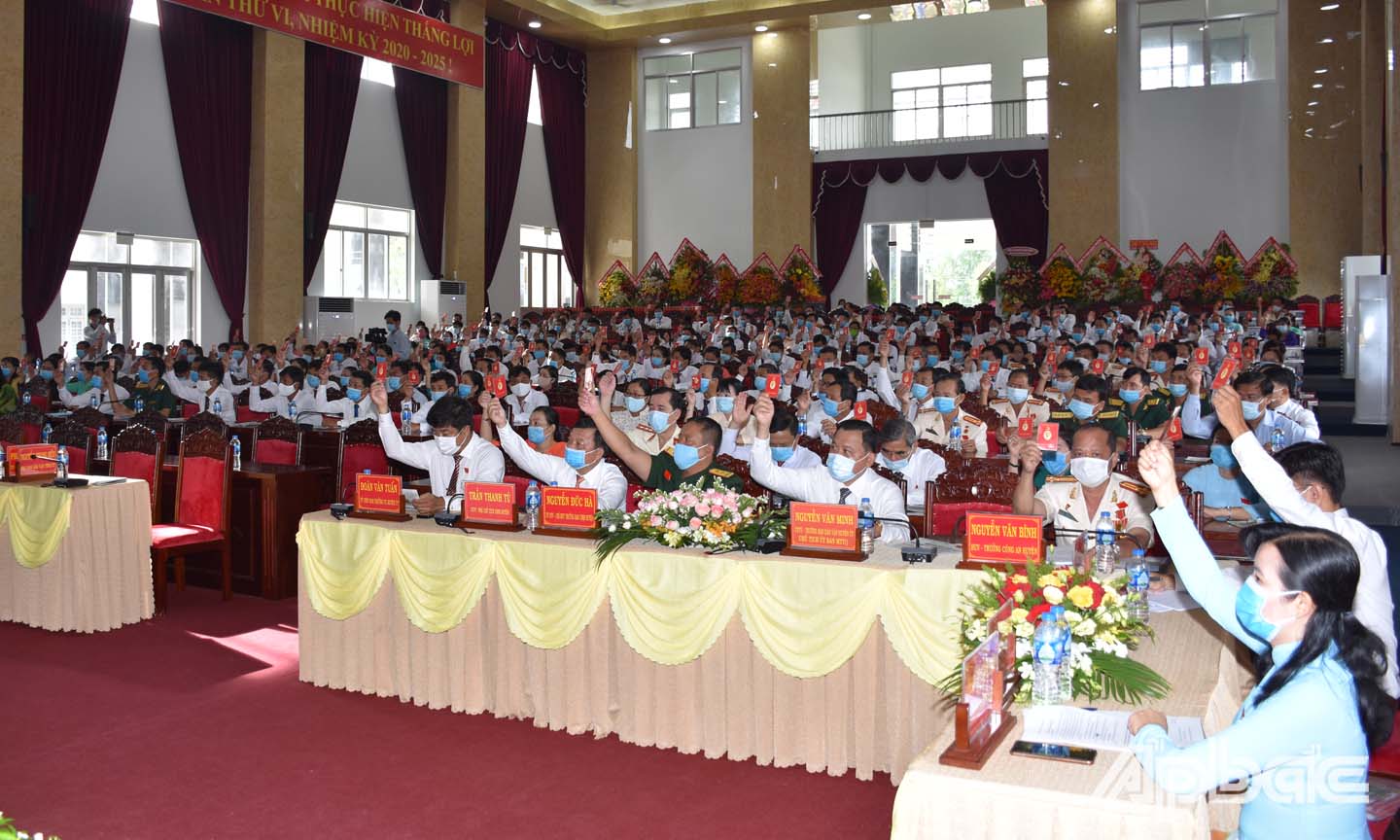 Các đại biểu biểu quyết thông qua các nội dung tại phiên trù bị Đại hội.