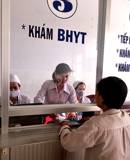 Giám định viên giải thích cho đối tượng liên quan đến thẻ BHYT tại Trung tâm y tế huyện Cái Bè tỉnh Tiền Giang.