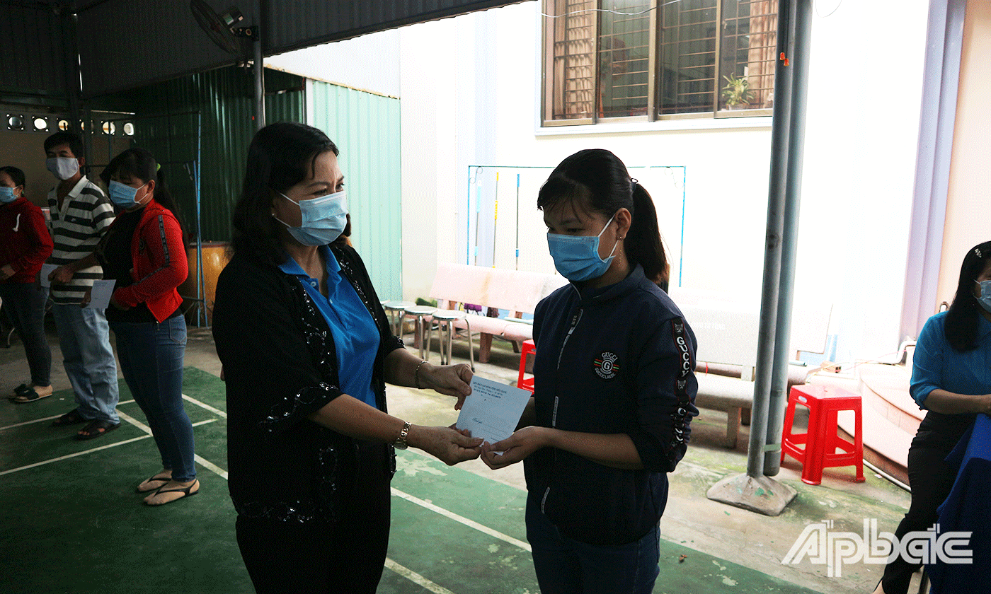 Phó Chủ tịch LĐLĐ tỉnh Tiền Giang Lê Thanh Tiền trao quà trợ cấp cho đoàn viên, người lao động