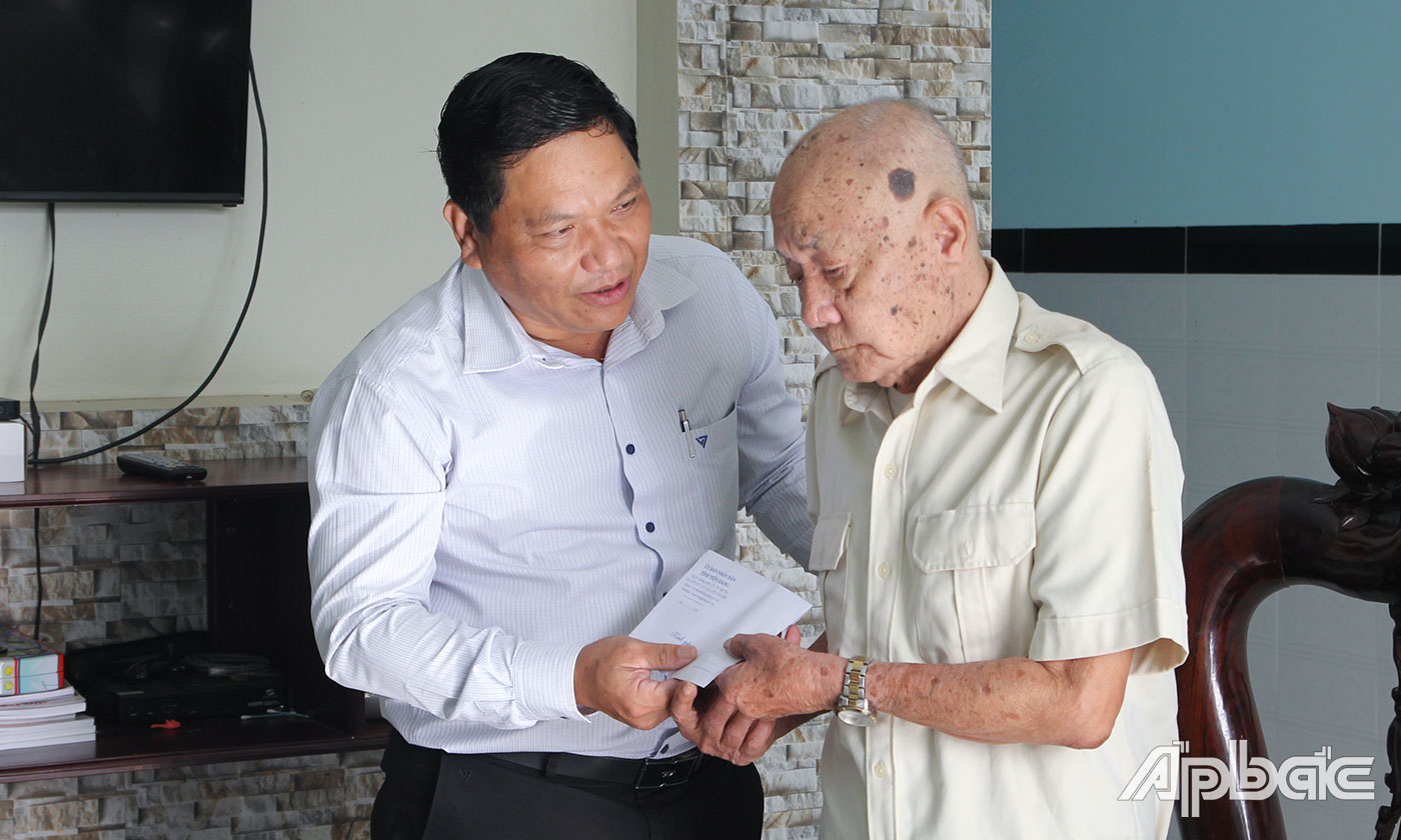 Phó Giám đốc Sở Lao động, Thương binh và Xã hội tỉnh Tiền Giang Lý Văn Cẩm thăm, tặng quà ông Nguyễn Nam Tiến.