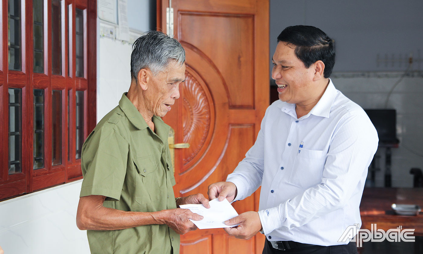 Trao quà cho ông Nguyễn Văn Tâm, xã Thạnh Phú (huyện Châu Thành).