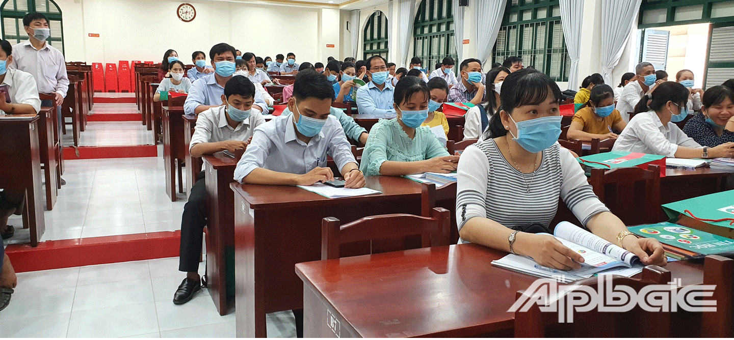 Giáo viên tham dự hội thảo.