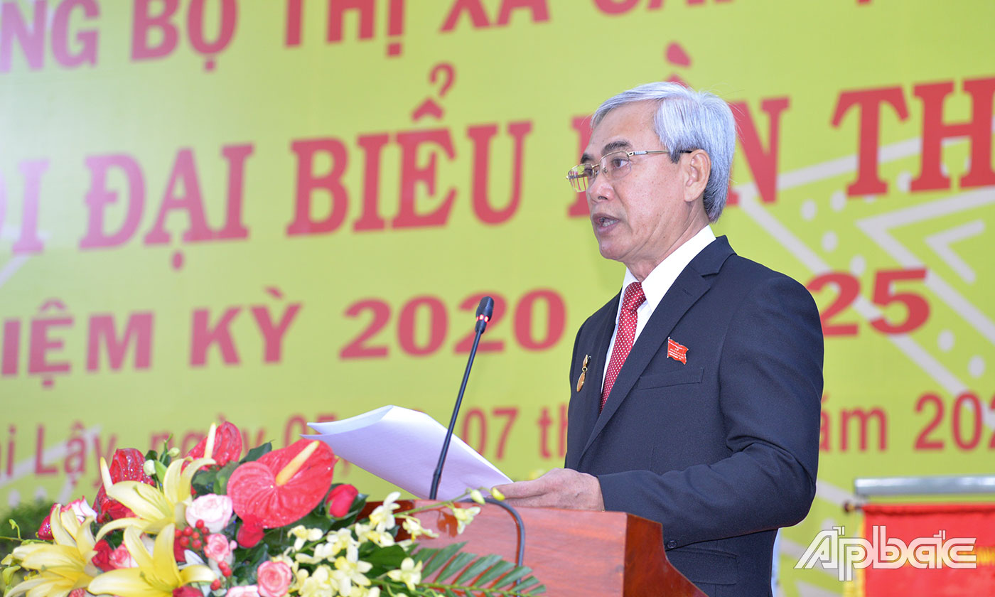 Đồng chí Hà Thanh Hữu, Phó Bí thư Thị ủy, Chủ tịch UBND thị xã Cai Lậy báo cáo tóm tắt báo cáo chính trị của Ban Chấp hành Đảng bộ thị xã khóa II.