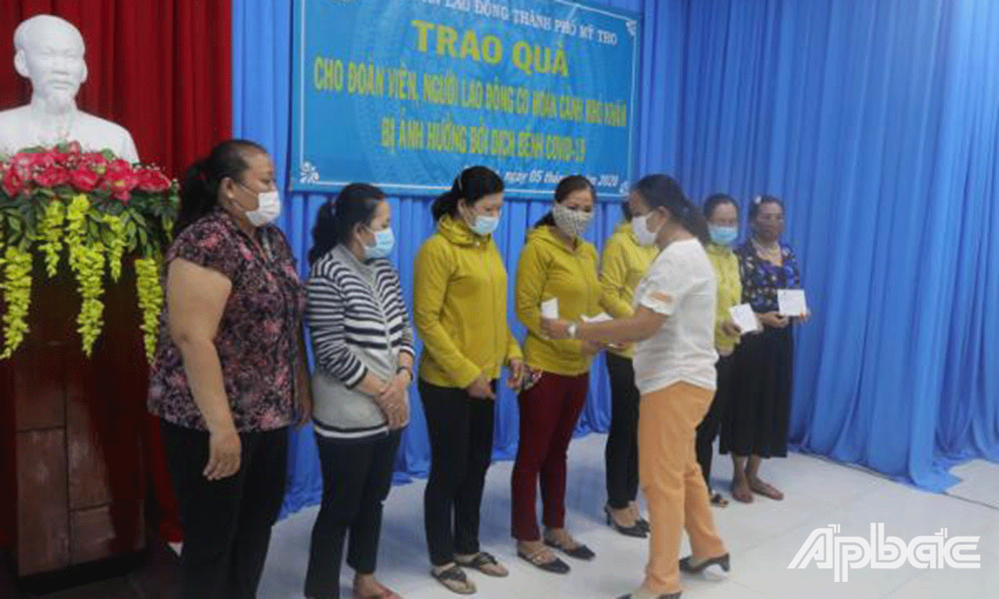 Lãnh đạo Liên đoàn Lao động TP. Mỹ Tho trao quà trợ cấp cho đoàn viên, người lao động khó khăn do dịch Covid-19 Tại buổi trao quà, lãnh đạo Liên đoàn Lao động TP. Mỹ Tho đã trao trợ cấp cho 25 đoàn viên, người lao động khó khăn 