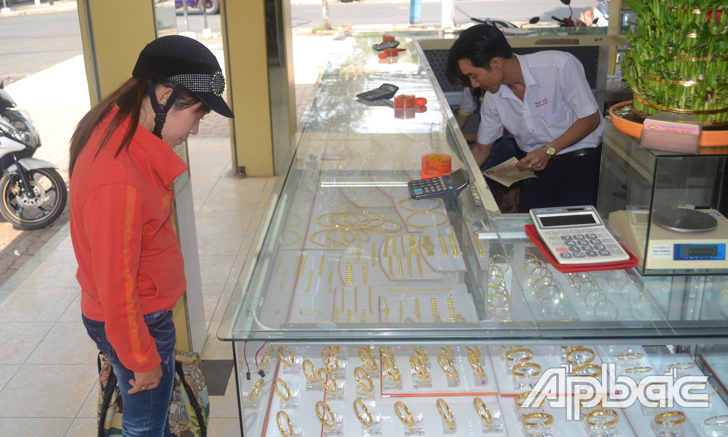 Giá vàng chạm đỉnh mới.