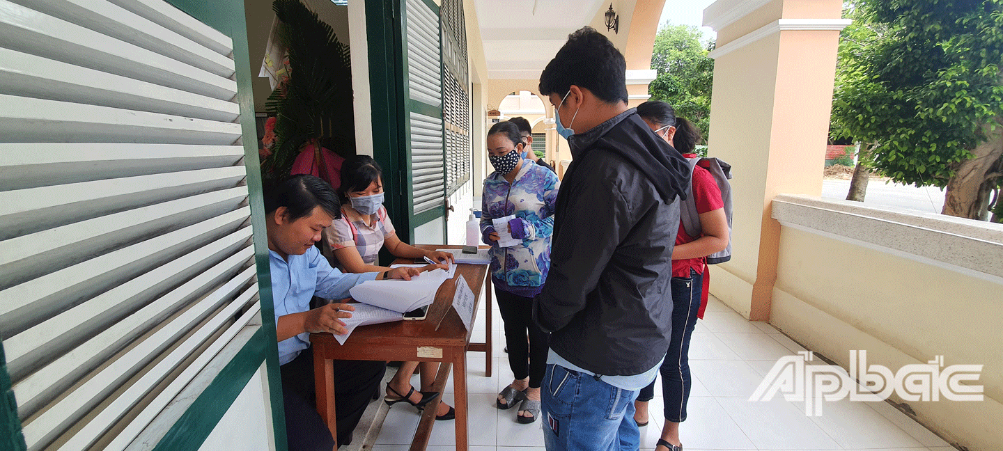 Thí sinh làm hồ sơ tại Trường THPT Nguyễn Đình Chiểu. 