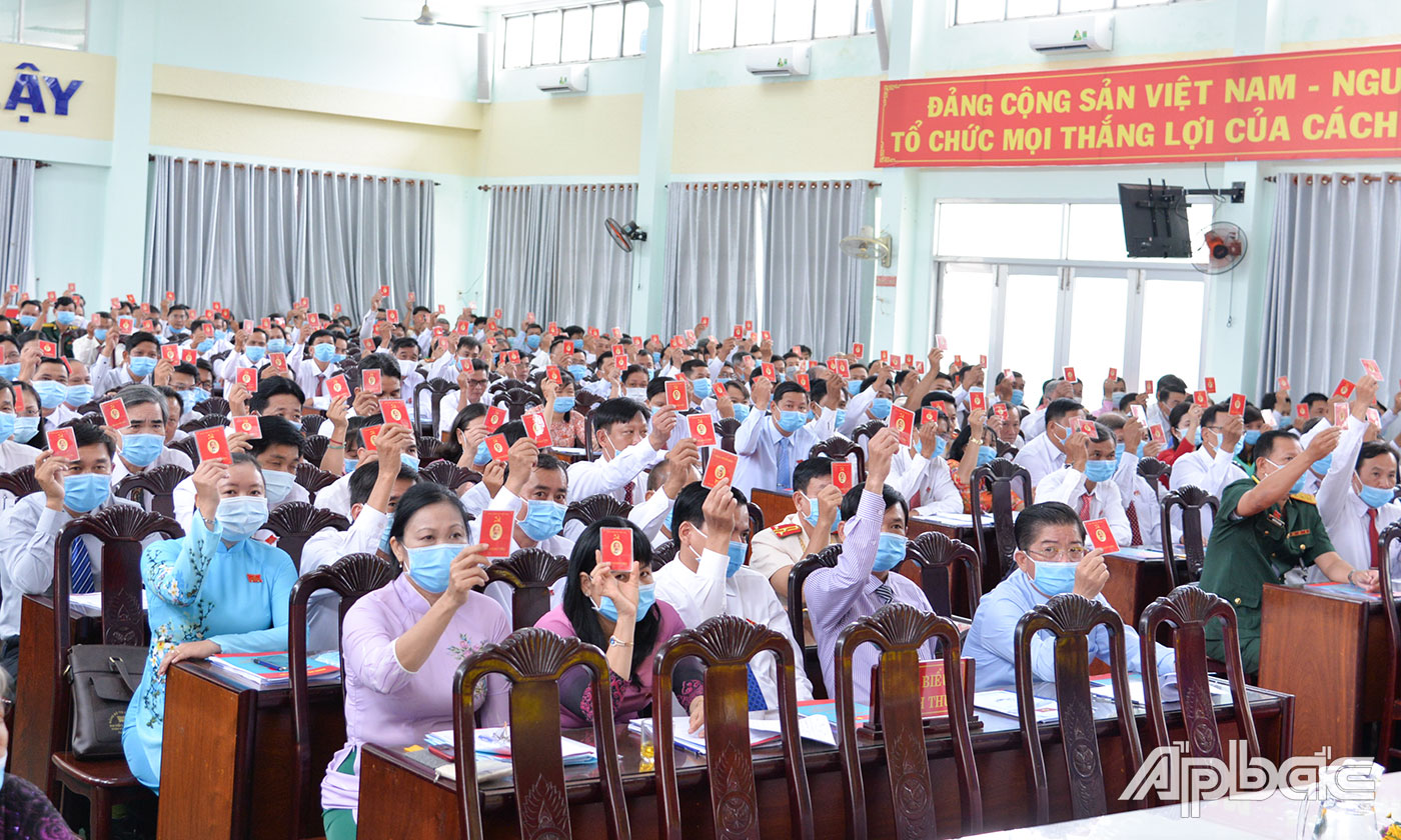 Đại biểu biểu quyết thống nhất các vấn đề Đại hội đề ra.