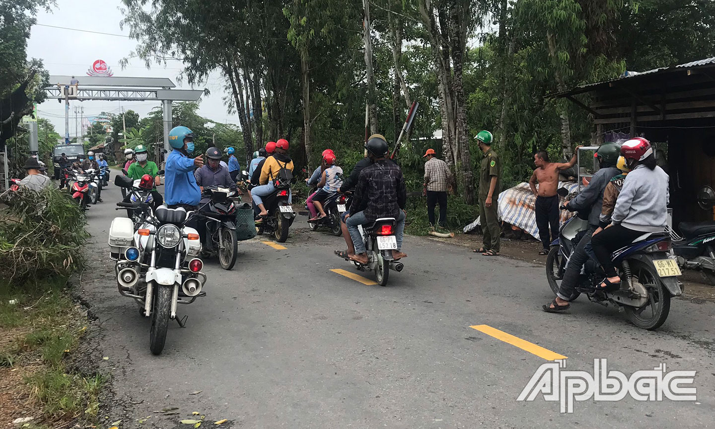 Các lực lượng chức năng phối hợp đảm bảo an ninh trật tự và an toàn cho người lưu thông.