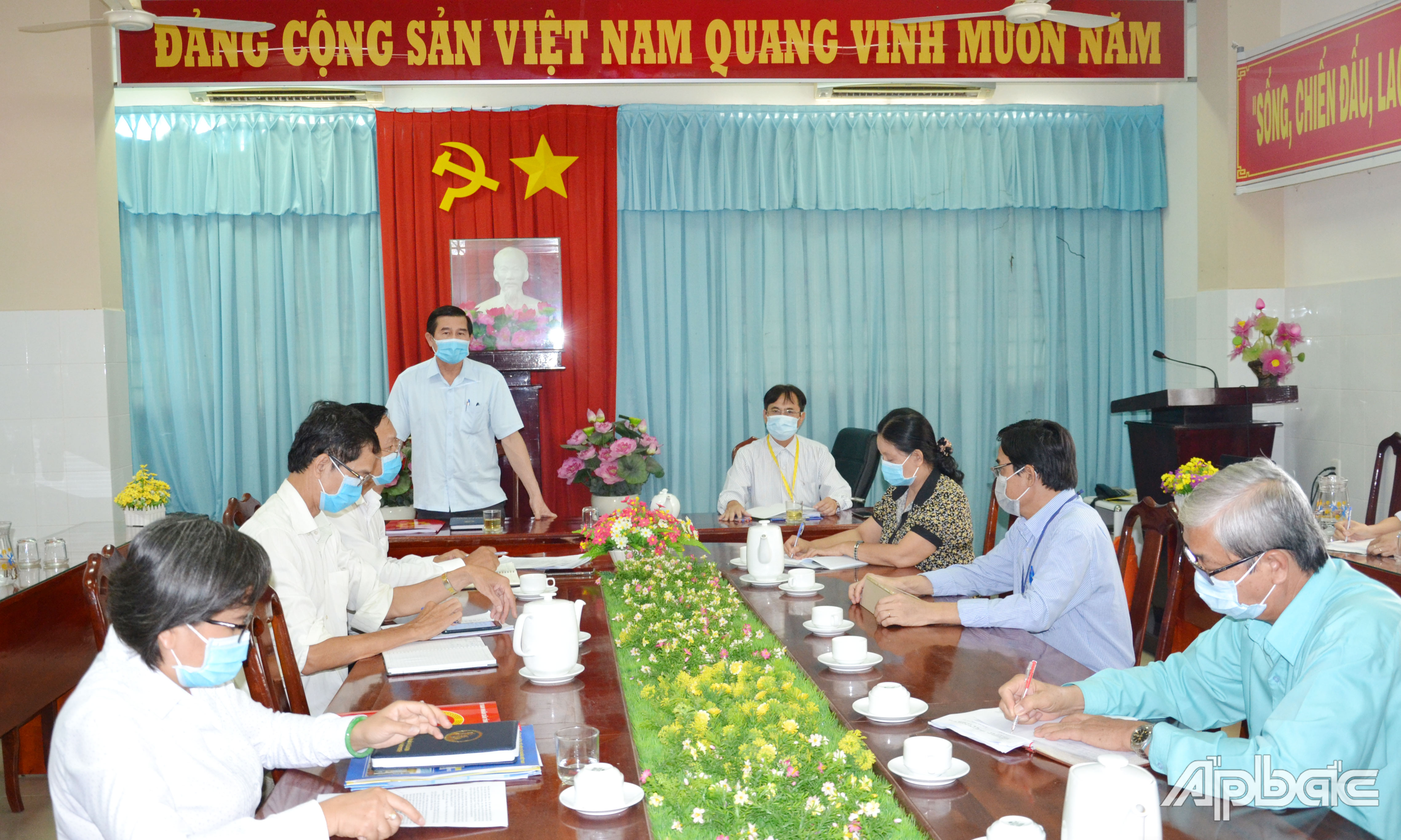 Chủ tịch UBND tỉnh Lê Văn Hưởng làm việc tại Trung tâm Y tế huyện Gò Công Đông.