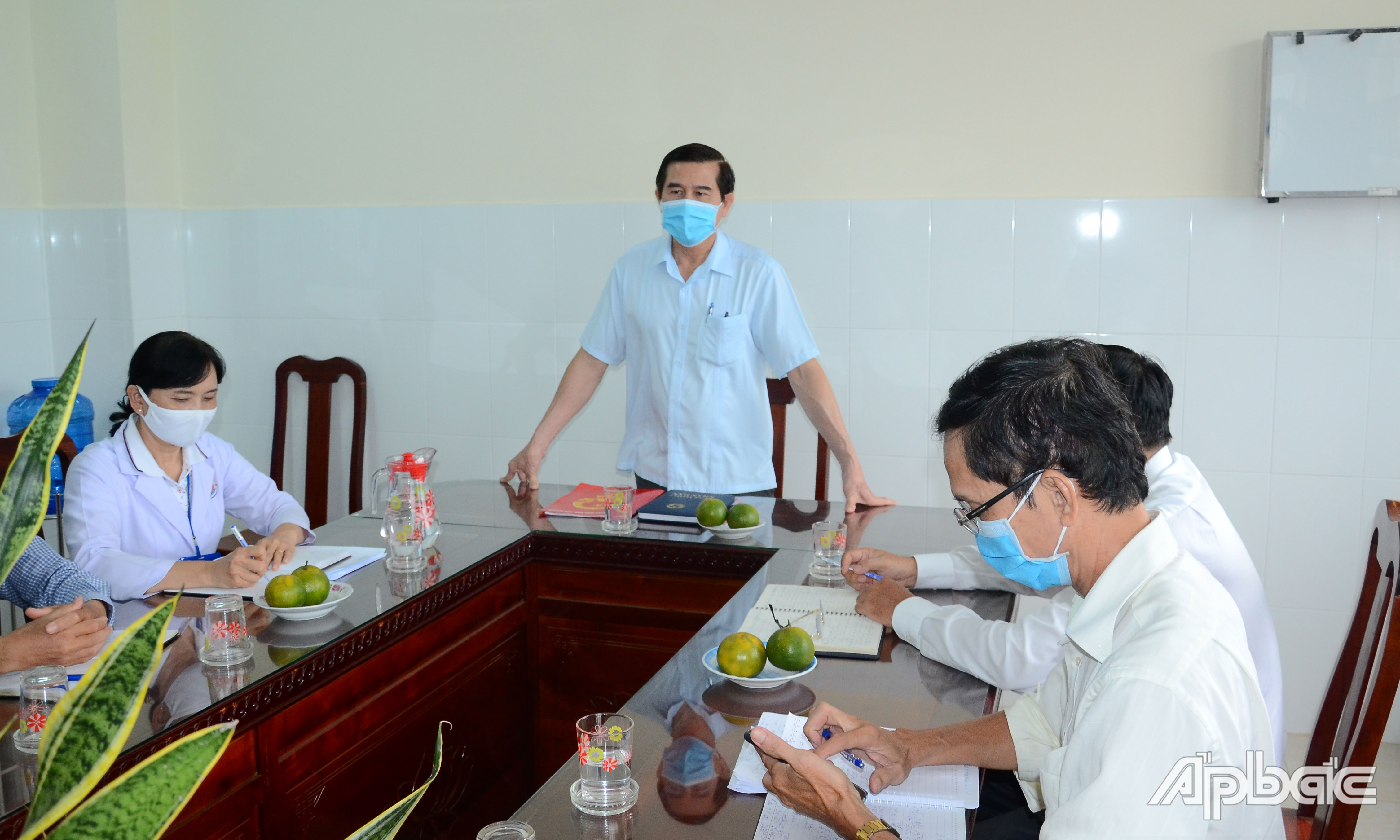 Chủ tịch UBND tỉnh Lê Văn Hưởng làm việc tại Bệnh viện Đa khoa khu vực Gò Công.