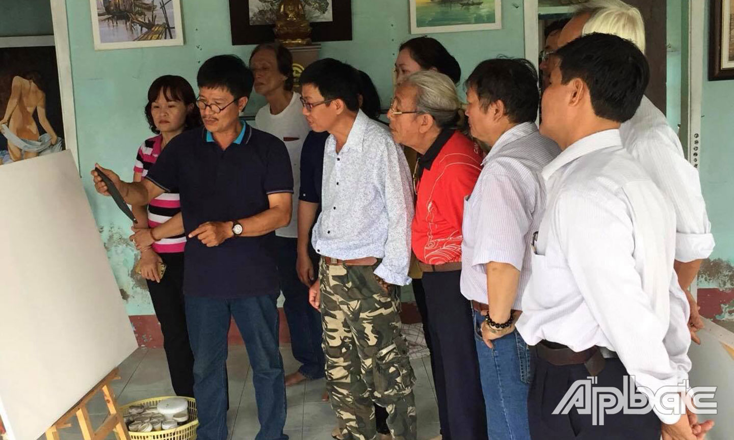Họa sĩ Hồ Minh Quân hướng dẫn lớp tập huấn sơn dầu tháng 4-2018.