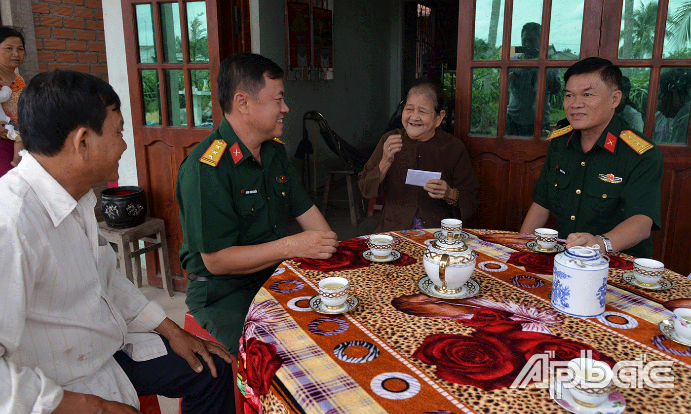 Thăm, tặng quà Mẹ Việt Nam anh hùng Nguyễn Thị Ba, xã Tân Bình Thạnh.
