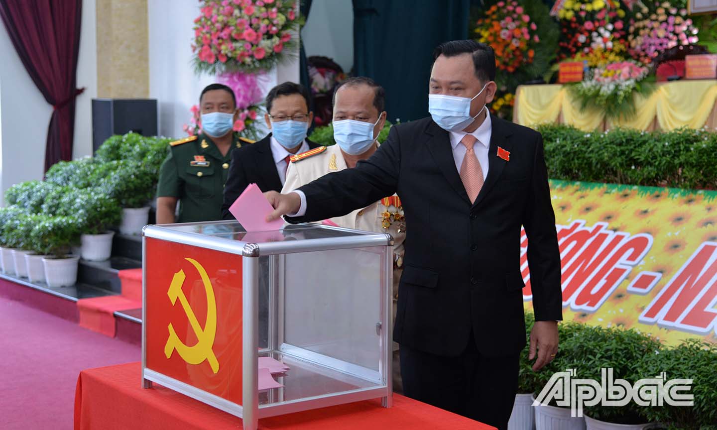 Các đại biểu bỏ phiếu bầu Đoàn Đại biểu dự Đại hội Đảng bộ tỉnh lần XI, nhiệm kỳ 2020 - 2025.