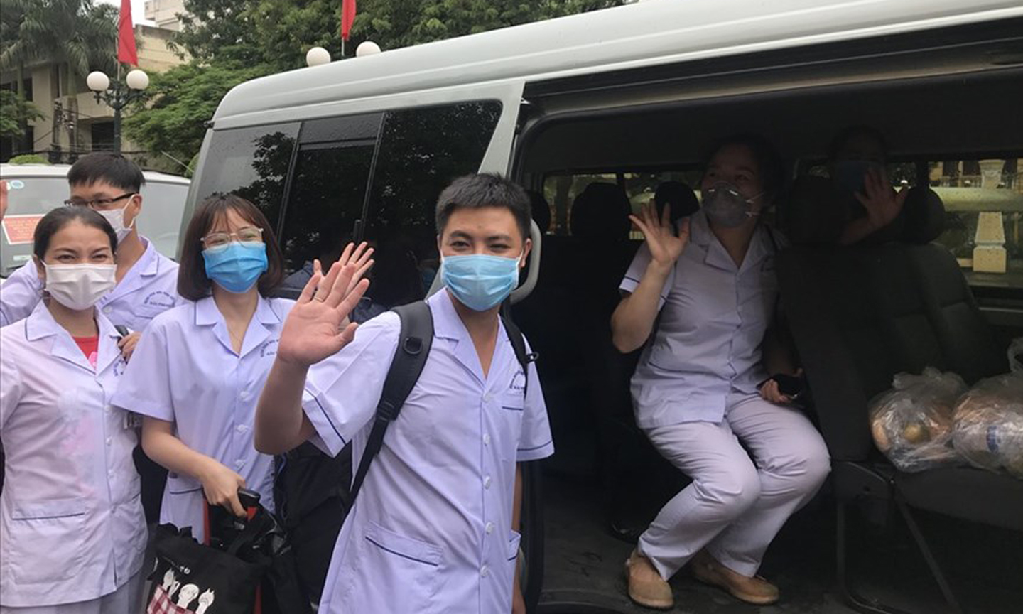 Hình ảnh y, bác sĩ Hải Phòng lên đường chi viện cho Đà Nẵng làm lay động lòng người.