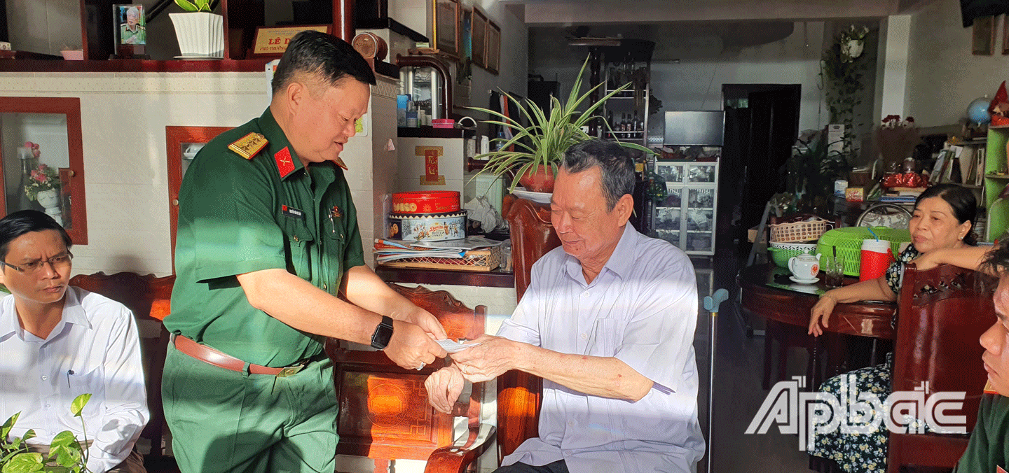 Đoàn thăm, tặng quà gia đình là cán bộ nghỉ hưu trong quân đội tại TP. Mỹ Tho. 