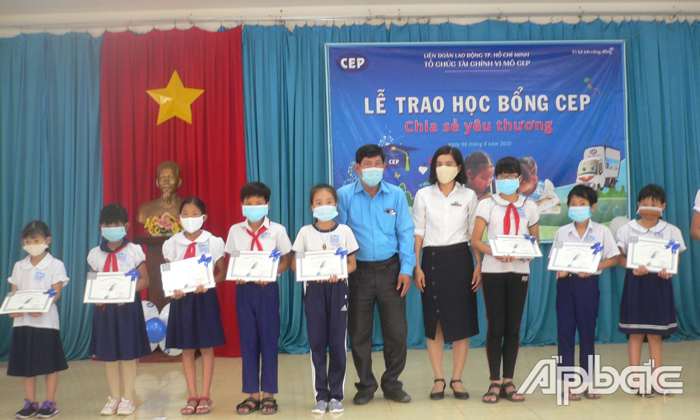 Quang cảnh trao hoc bổng tai Trung tâm văn hóa huyện.