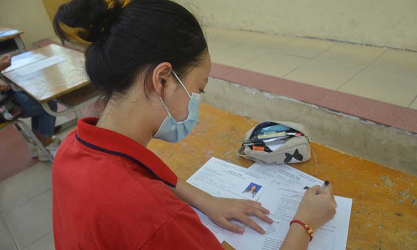 Thí sinh làm thủ tục dự thi tại điểm thi THPT Việt Đức. (Ảnh: PM/Vietnam+)