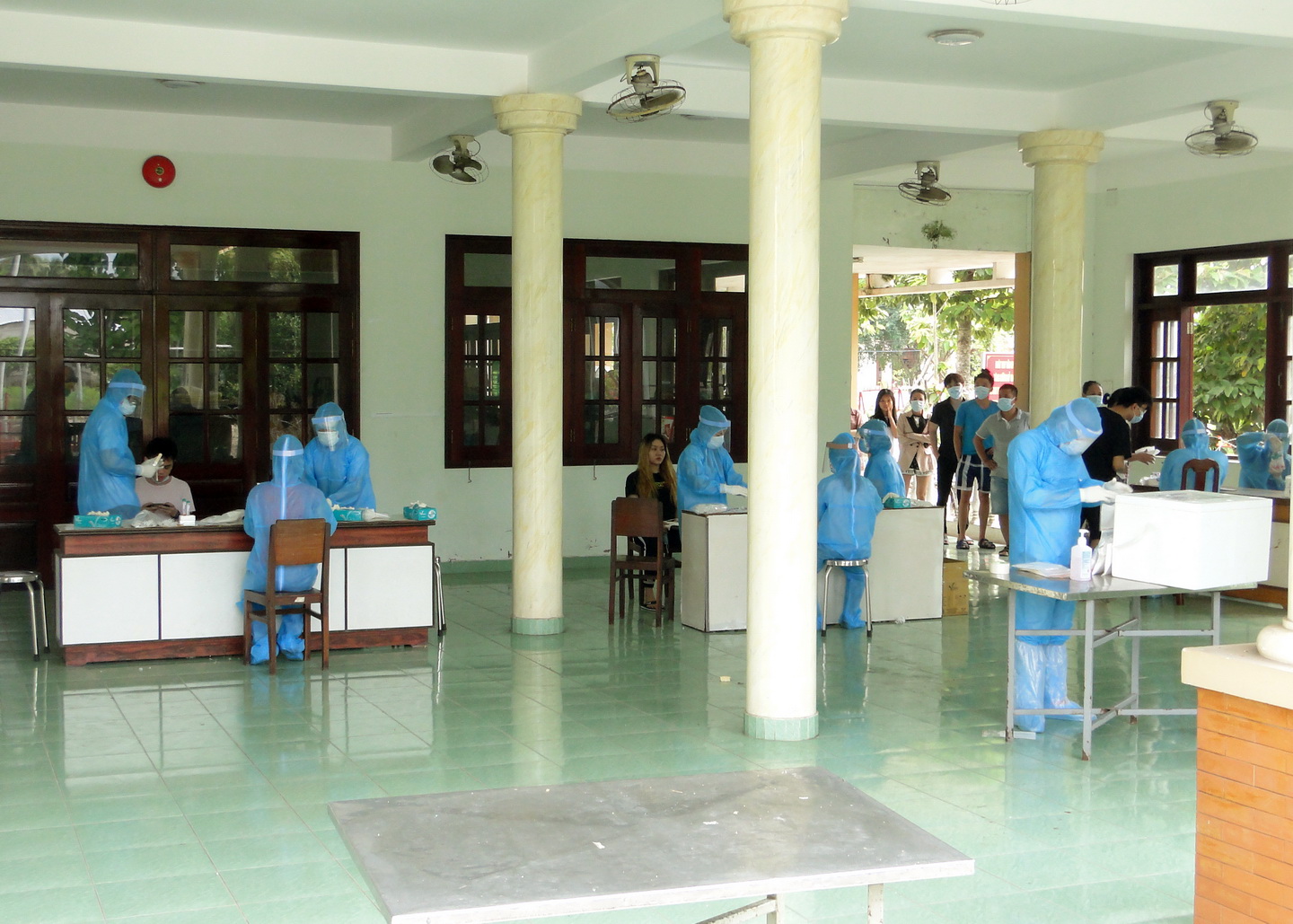 Lấy mẫu  xét nghiệm SARS -CoV-2 cho công dân cách ly. 
