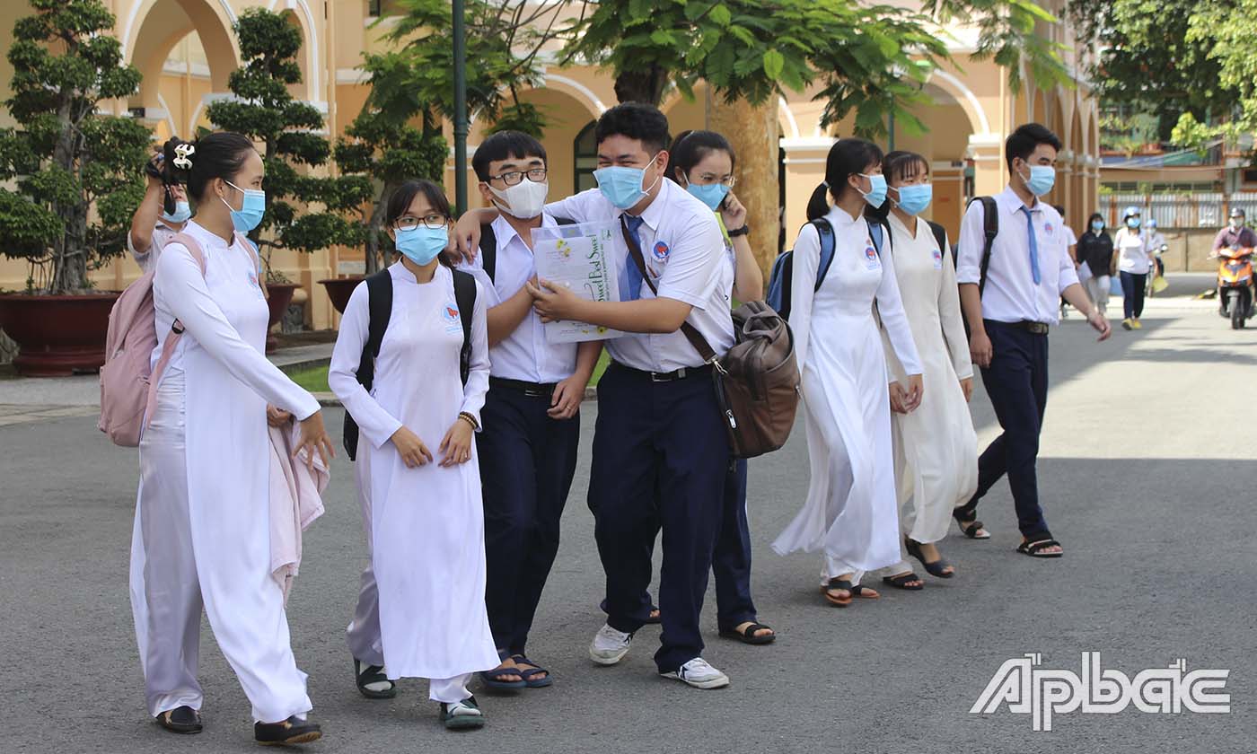 Thí sinh vui vẻ ra về. 