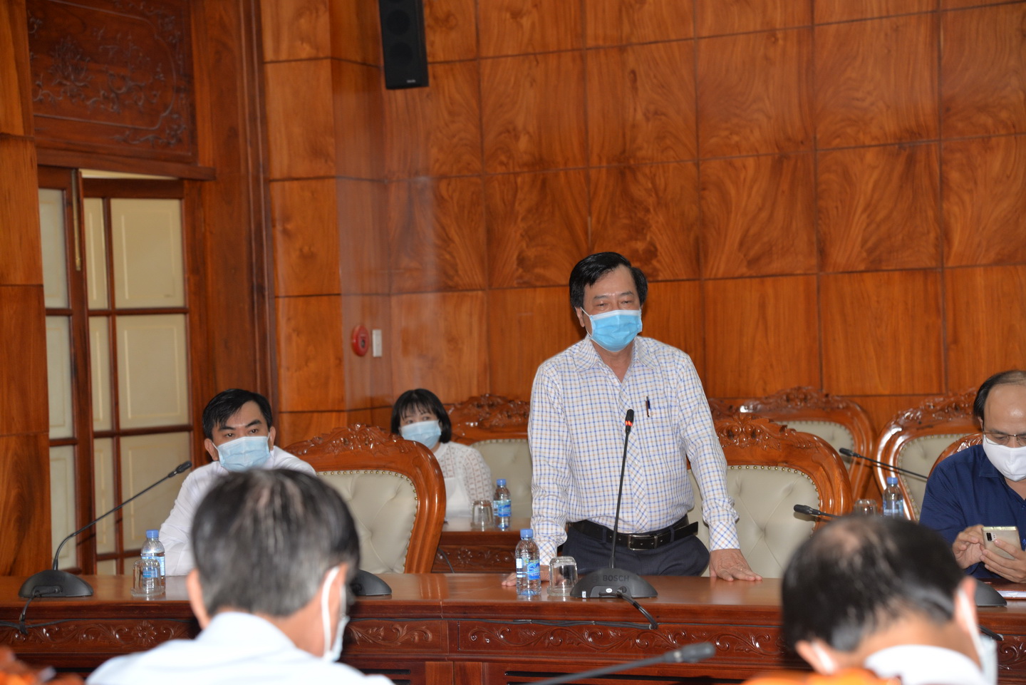 PGS-TS-BS Tạ Văn Trầm kiến nghị tỉnh đầu tư trang bị phòng xét nghiệm phục vụ công tác xét nghiệm Covid-19. Ý kiến này được nhiều thành viên Ban chỉ đạo tỉnh đồng tình ủng hộ vì sự cần thiết hiện nay.