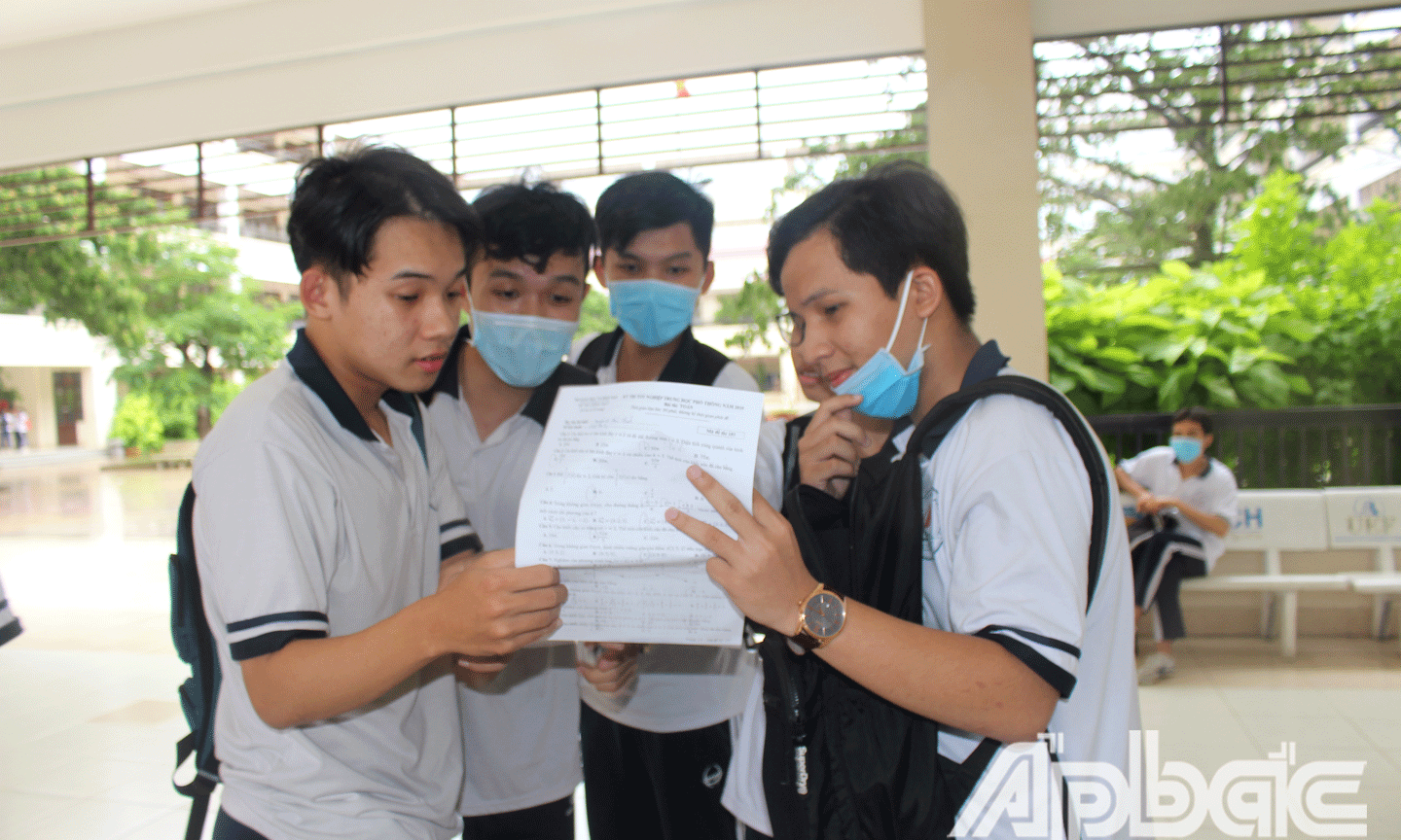 Đề dễ đồng nghĩa với phổ điểm cao và điểm xét tuyển vào các trường đại học năm nay dự kiến sẽ cao hơn năm ngoái. 