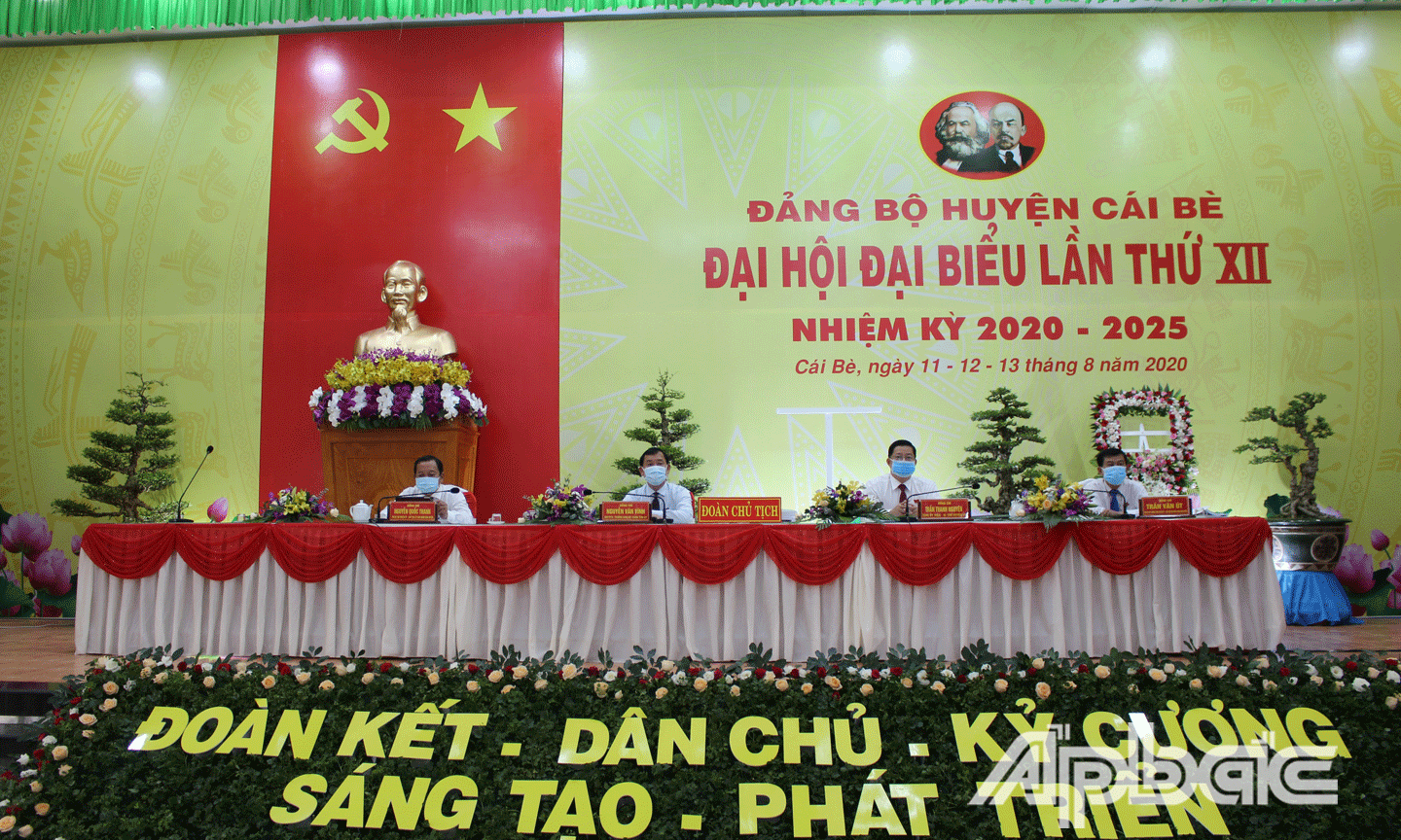 Các đại biểu làm việc tại buổi trù bị.