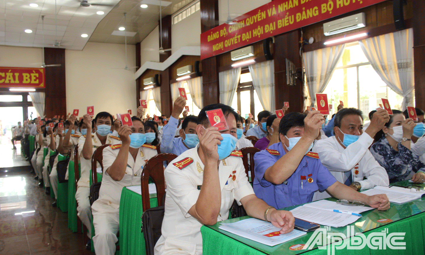 Các đại biểu biểu quyết thông qua chương trình làm việc.