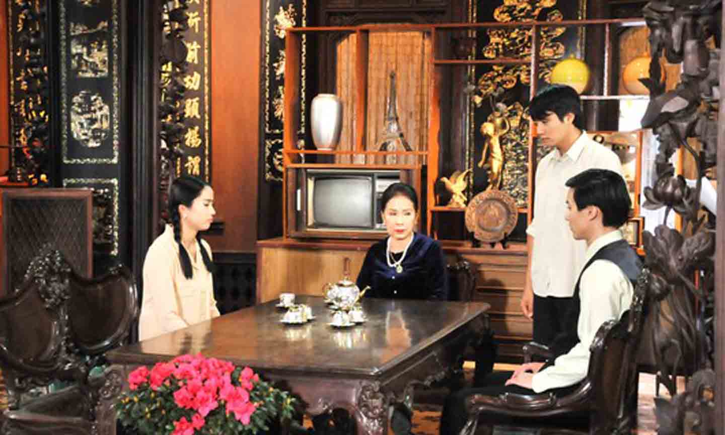 Bộ phim Yêu trong đau thương được đầu tư bối cảnh, đạo cụ kỹ lưỡng. Ảnh: ĐPCC