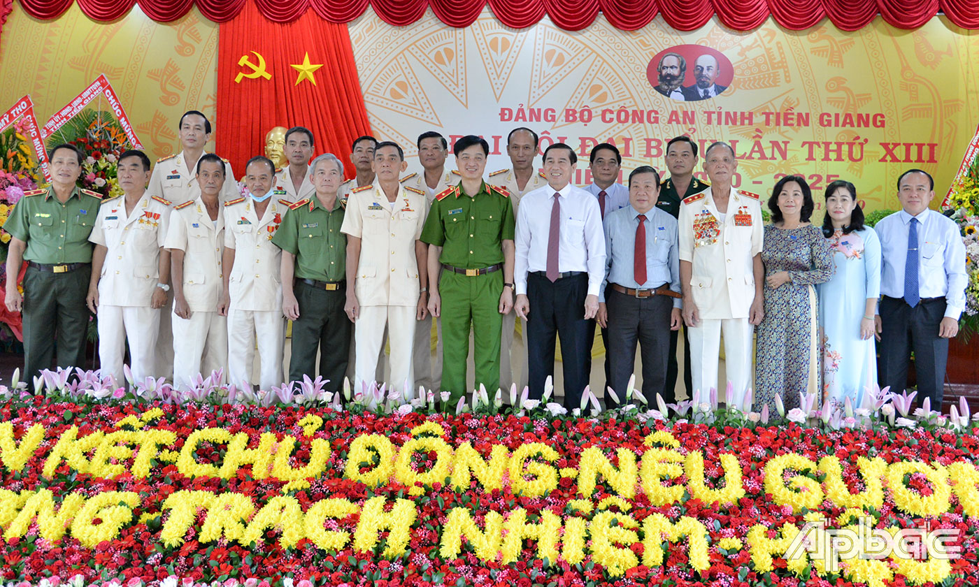 Lãnh đạo Bộ Công an, Tỉnh ủy tặng hoa và chụp ảnh lưu niệm cùng Ban Chấp hành Đảng bộ Công an tỉnh nhiệm kỳ 2020 - 2025.