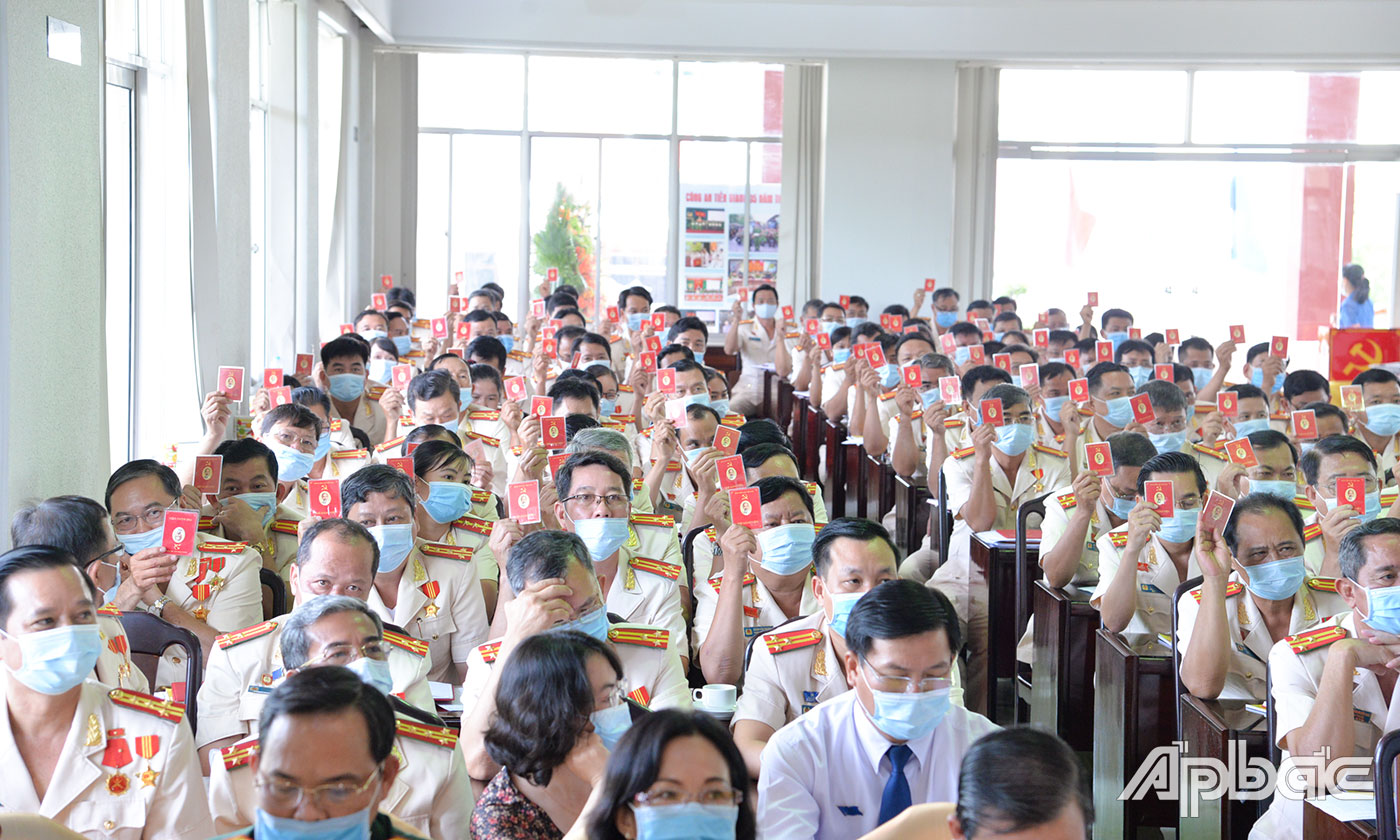 Đại hội biểu quyết các vấn đề Đại hội.