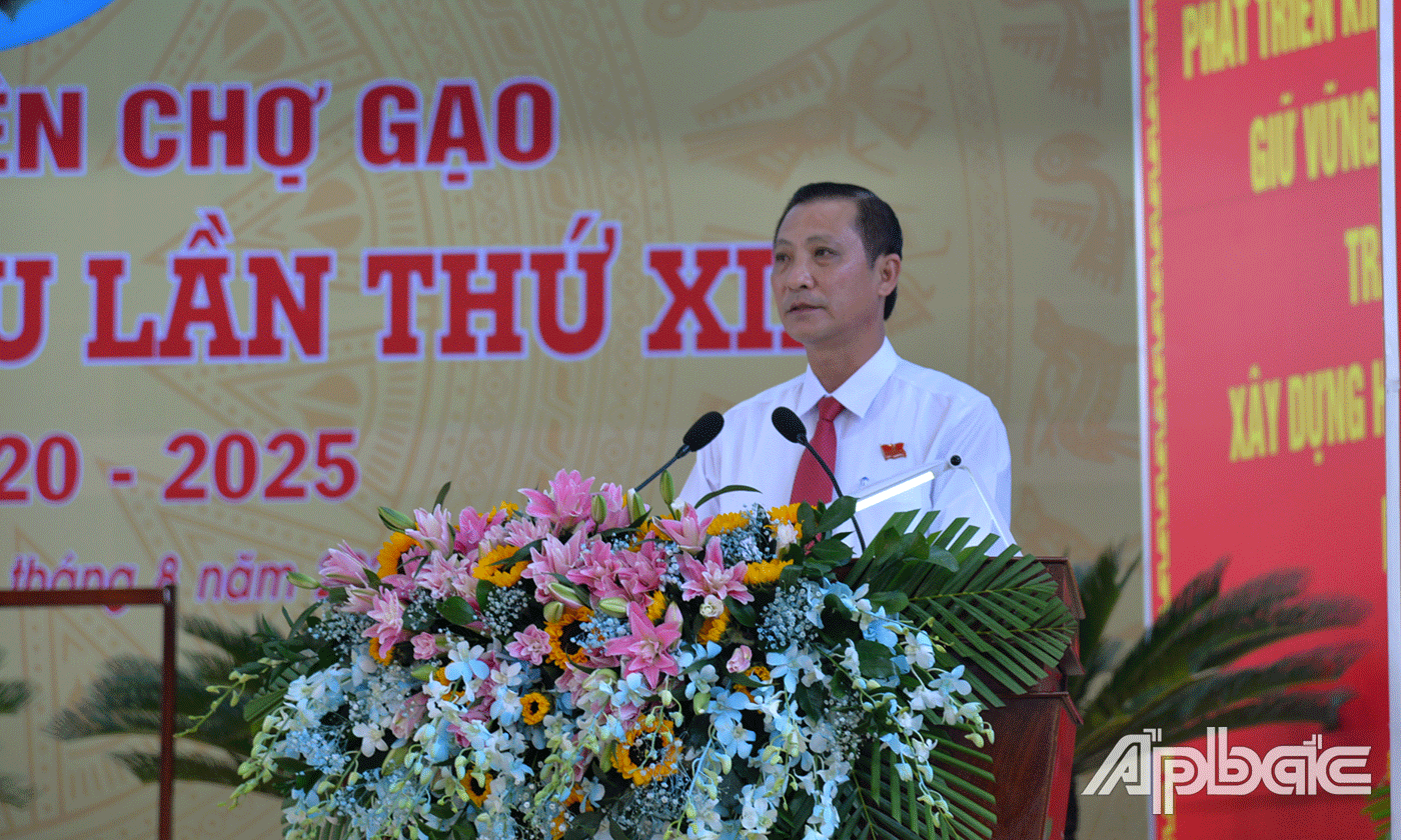Bí thư Huyện ủy Ngô Hữu Thệ phát biểu tại phiên trù bị.