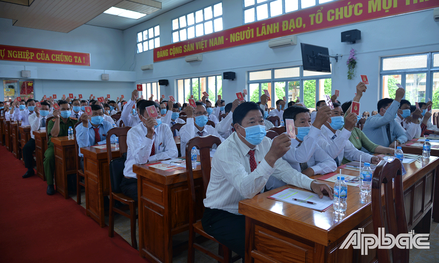 Đại biểu bầu Đoàn Chủ tịch, thư ký, thẩm tra tư cách đại biểu và thống nhất một số nội dung của Đại hội.