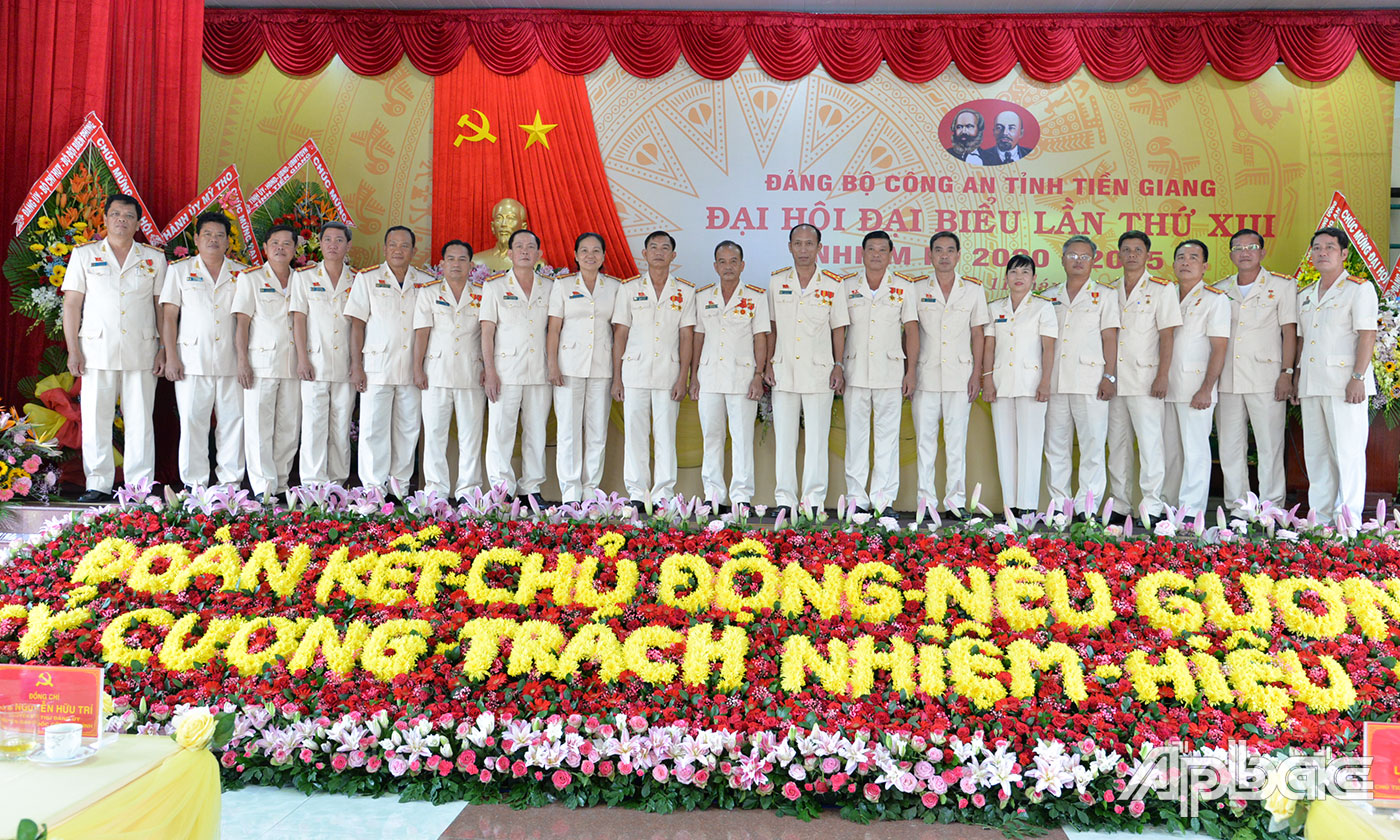 Đại biểu dự Đại hội Đảng bộ tỉnh lần thứ XI, nhiệm kỳ 2020 - 2025 ra mắt Đại hội.