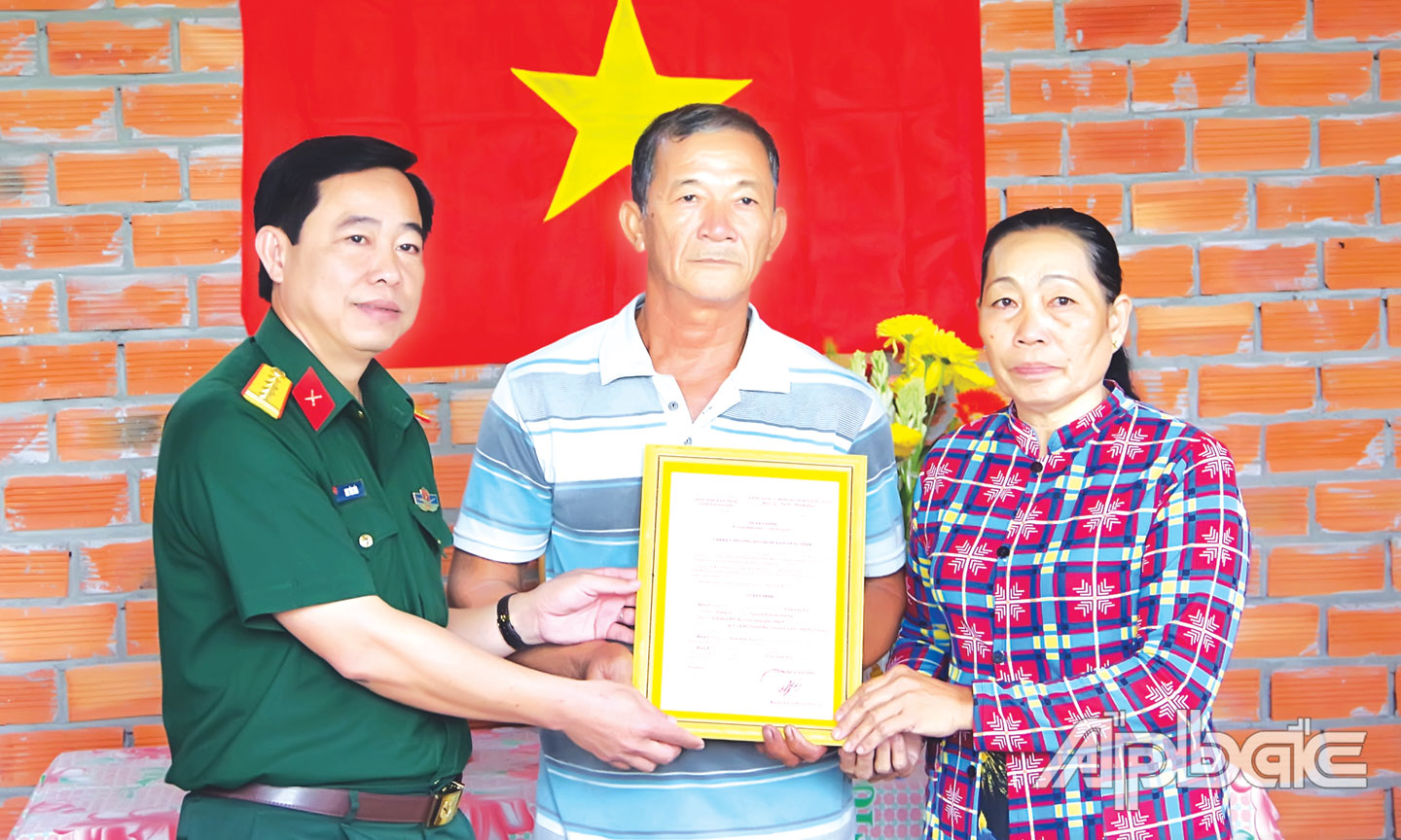 Đại tá Mai Văn Hòa trao Quyết định nhà “Tình đồng đội” cho quân nhân xuất ngũ.                                                                                        	                 Ảnh: THANH LÂM