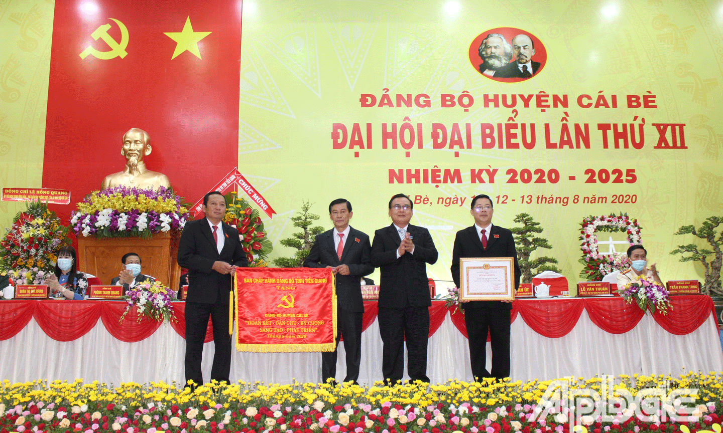Đồng chí Võ Văn Bình trao tặng Bằng khen và Bức trướng cho Ban Chấp hành Đảng bộ huyện Cái Bè.
