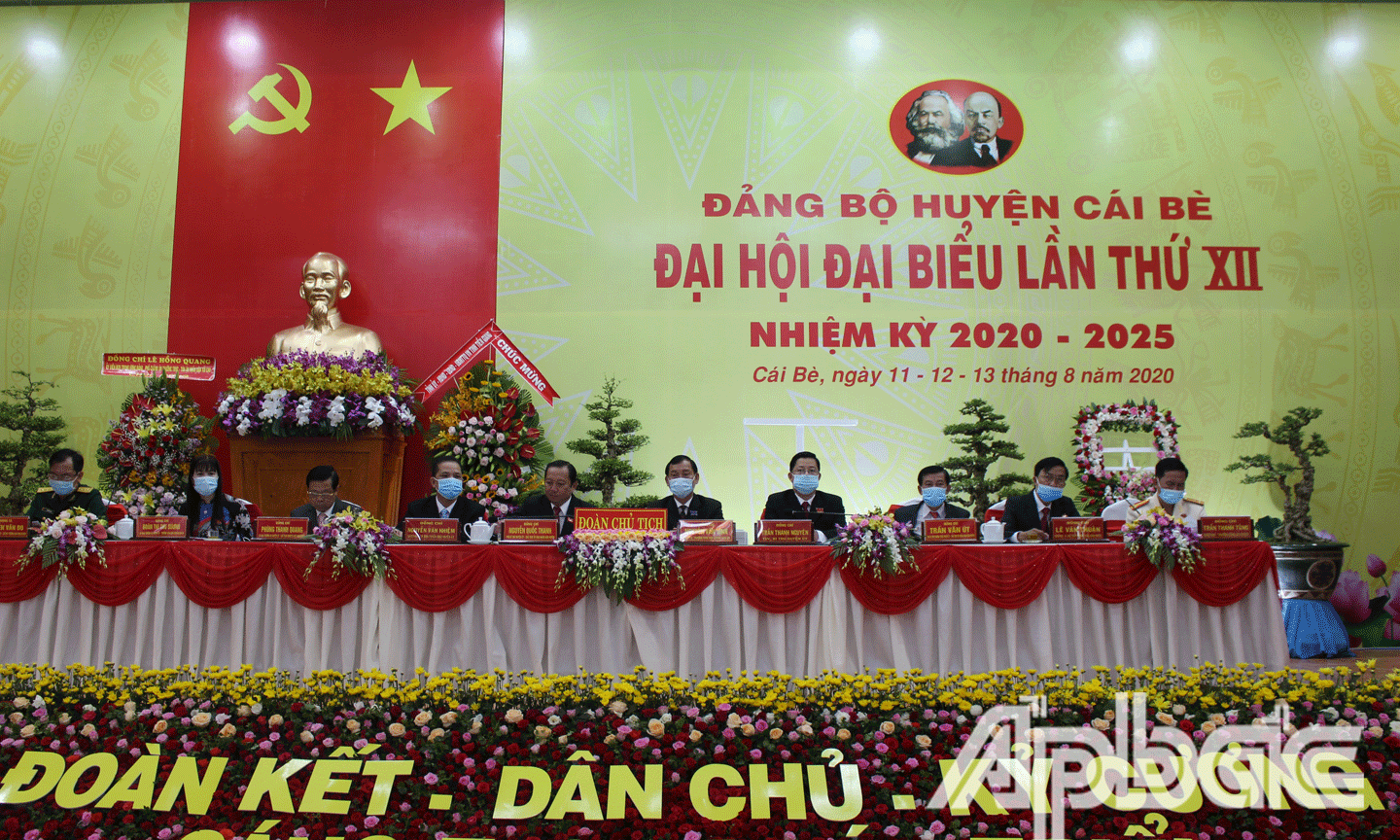 Đoàn Chủ tịch tại Đại hội.