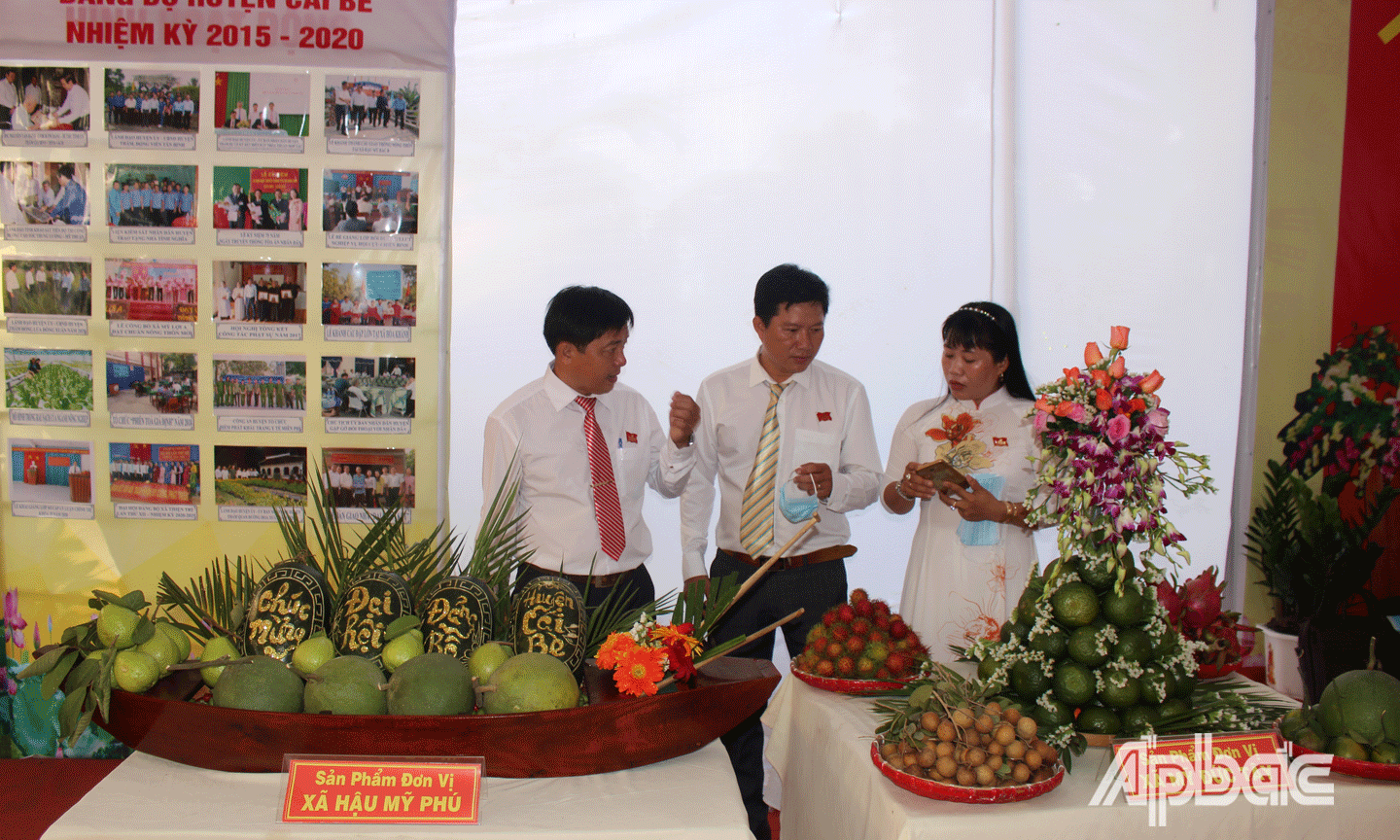 Đại biểu tham quan khu trưng bày tại Đại hội.
