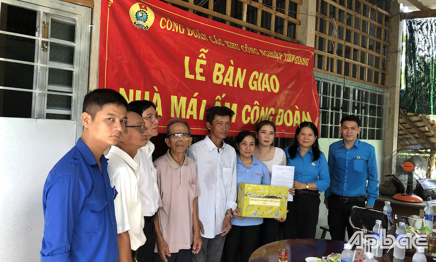 Bàn giao nhà “Mái ấm Công đoàn” cho gia đình chị Huỳnh Thị Trúc Linh