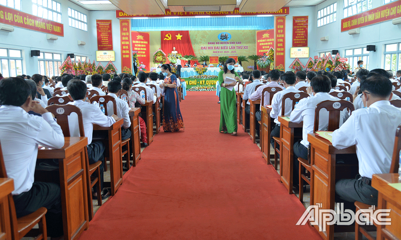 Đại hội tiến hành lấy phiếu giới thiệu chức danh Bí thư Huyện ủy khóa mới.